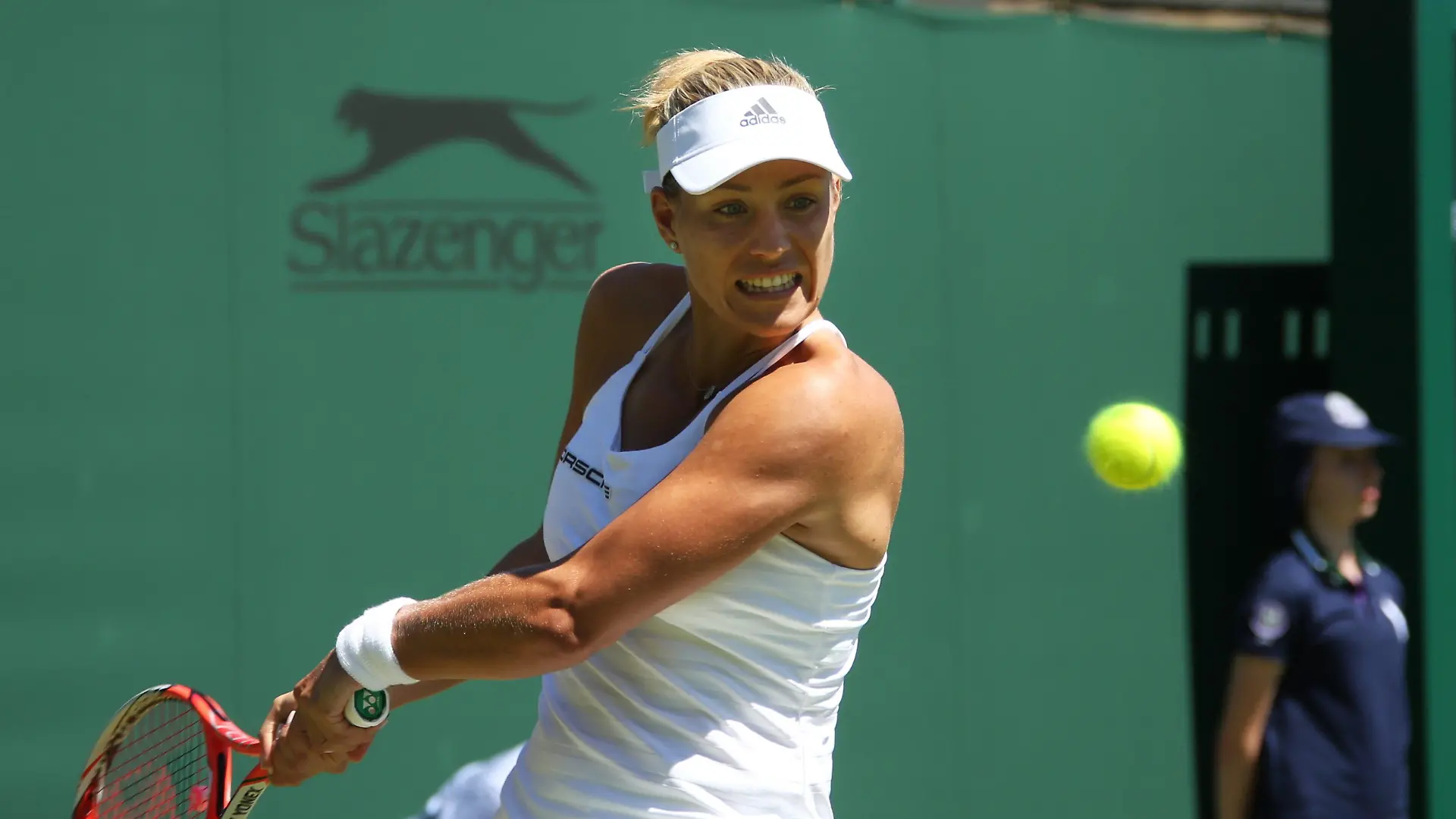 epa04824799 Angelique Kerber of Germany returns to compatriot Carina Witthoeft in their first round match during the Wimbledon Championships at the All England Lawn Tennis Club, in London, Britain, 30 June 2015. EPA/SEAN DEMPSEY +++(c) dpa - Bildfunk+++