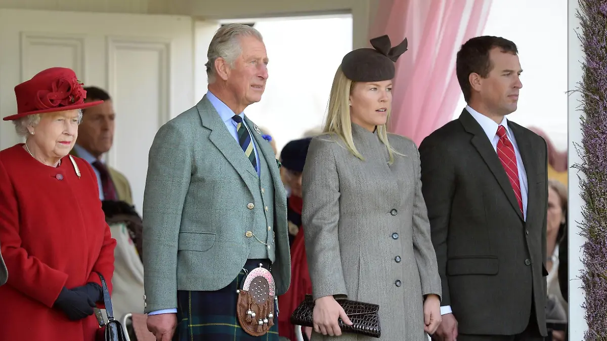   05/09/2015. Braemar, Aberdeenshire, United Kingdom. Queen Elizabeth II arrives with the Duke of Edinburgh, Prince of Wales and Peter and Autumn Phillips . PUBLICATIONxINxGERxSUIxAUTxHUNxONLY xAndrewxParsonsx/xi-Imagesx IIM-10953-0021