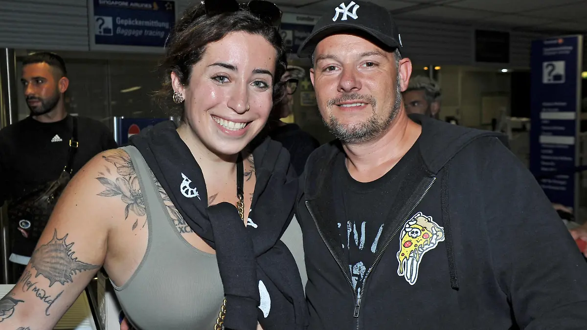 RTL - Dschungelcamp 2023. Jolina Mennen mit ihrem Ehemann Florian anläßlich der Ankunft der Kandidaten der RTL - Sendung Ich bin ein Star - holt mich hier raus vom Dschungel-Camp 2023 in Australien am 01.02.2023 auf dem Flughafen Frankfurt / Main. 20230201MWI56918 *** RTL jungle camp 2023 Jolina Mennen with her husband Florian on the occasion of the arrival of the candidates of the RTL program I am a star get me out of here from the jungle camp 2023 in Australia on 01 02 2023 at Frankfurt Main Airport 20230201MWI56918