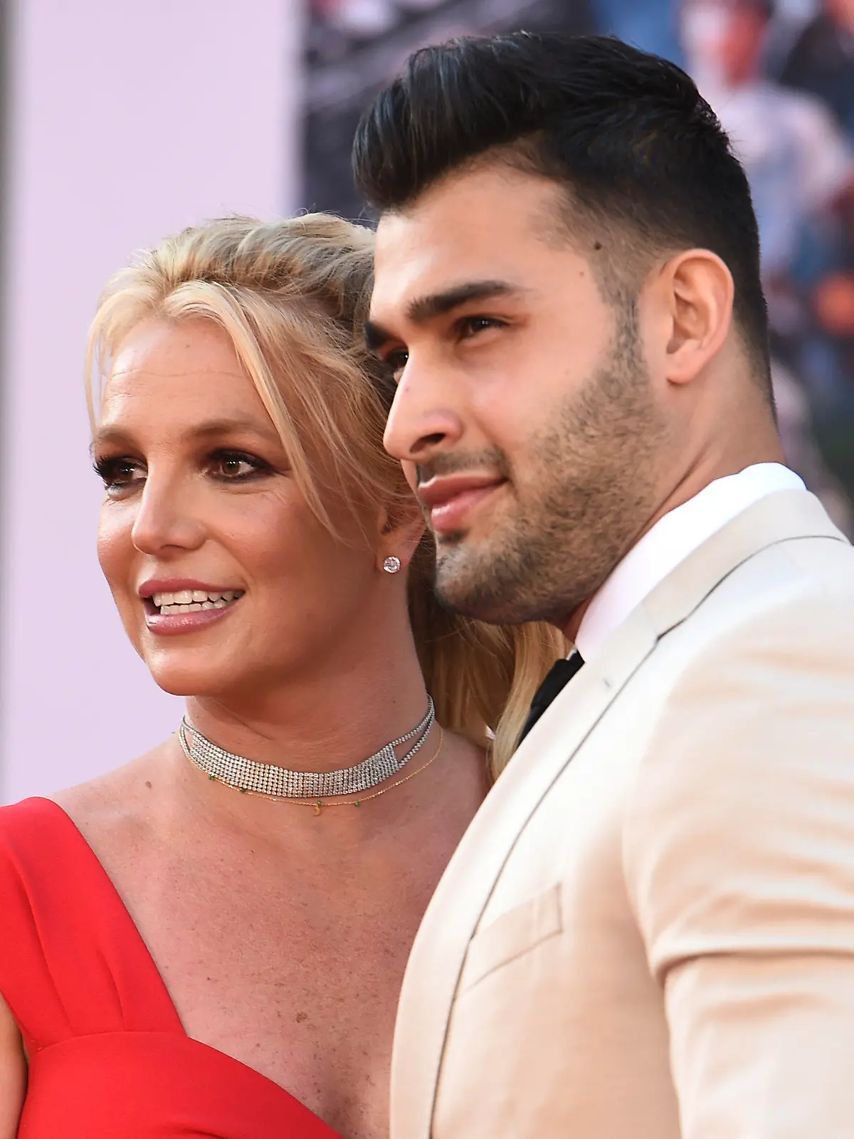 ARCHIV - 22.07.2019, USA, Los Angeles: Britney Spears und Sam Asghari kommen zur Premiere von "Once Upon a Time in Hollywood" im TCL Chinese Theatre. Hochzeit? Kinder? Karriere? - Nach dem Ende der langen Vormundschaft kann Britney Spears ihr Leben nun völlig neu anpacken. Am 02.12.2021 feiert Britney Spears ihren 40. Geburtstag. (zu dpa "Pop-Prinzessin ohne Vormund - Britney Spears wird 40") Foto: Jordan Strauss/Invision via AP/dpa +++ dpa-Bildfunk +++