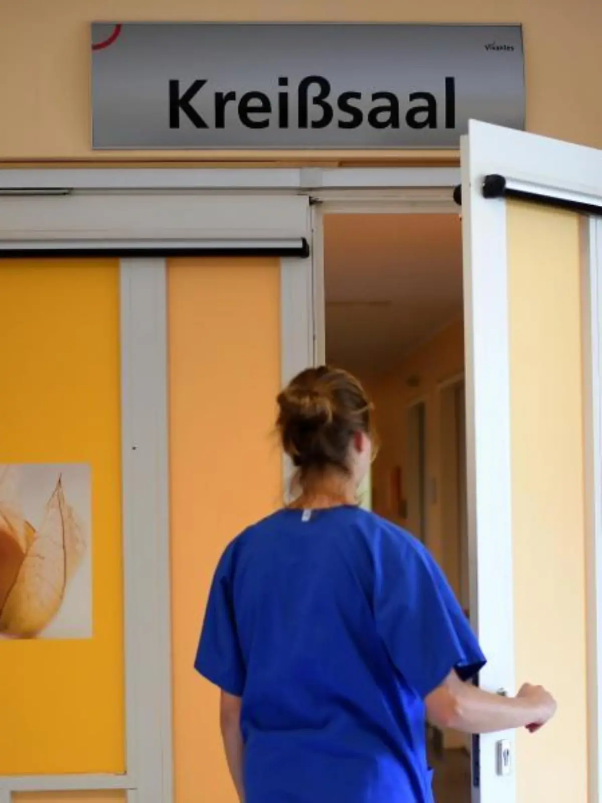 Eine Hebamme vor dem Kreißsaal