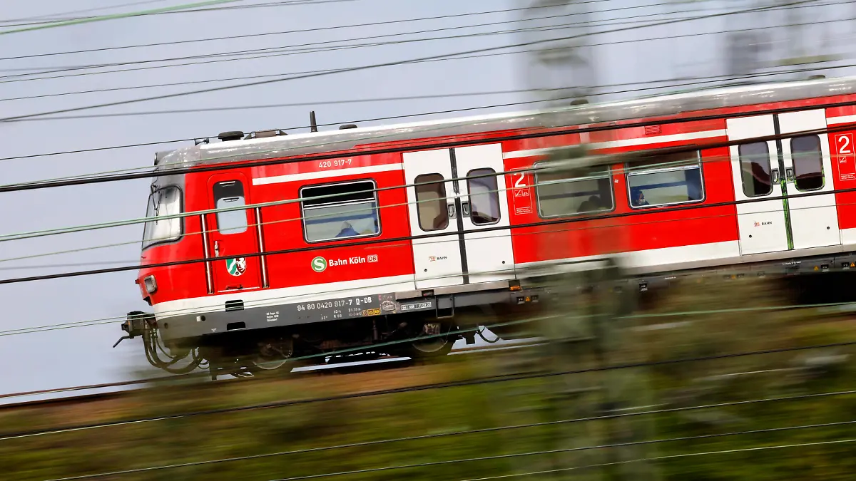 Eine S-Bahn der Deutschen Bahn fährt auf einem Gleis nahe des Bahnhof Köln Deutz. Für u.a. alle S-Bahn-Strecken der DB gilt das viel besprochene 9-Euro-Ticket im Sommer. Themenbild, Symbolbild Köln, 26.04.2022 NRW Deutschland *** A Deutsche Bahn S-Bahn train travels on a track near Cologne Deutz station The much-discussed 9 euro ticket applies to a.o. all DB S-Bahn lines in summer Topic image, symbol image Cologne, 26 04 2022 NRW Germany Copyright: xChristophxHardtx