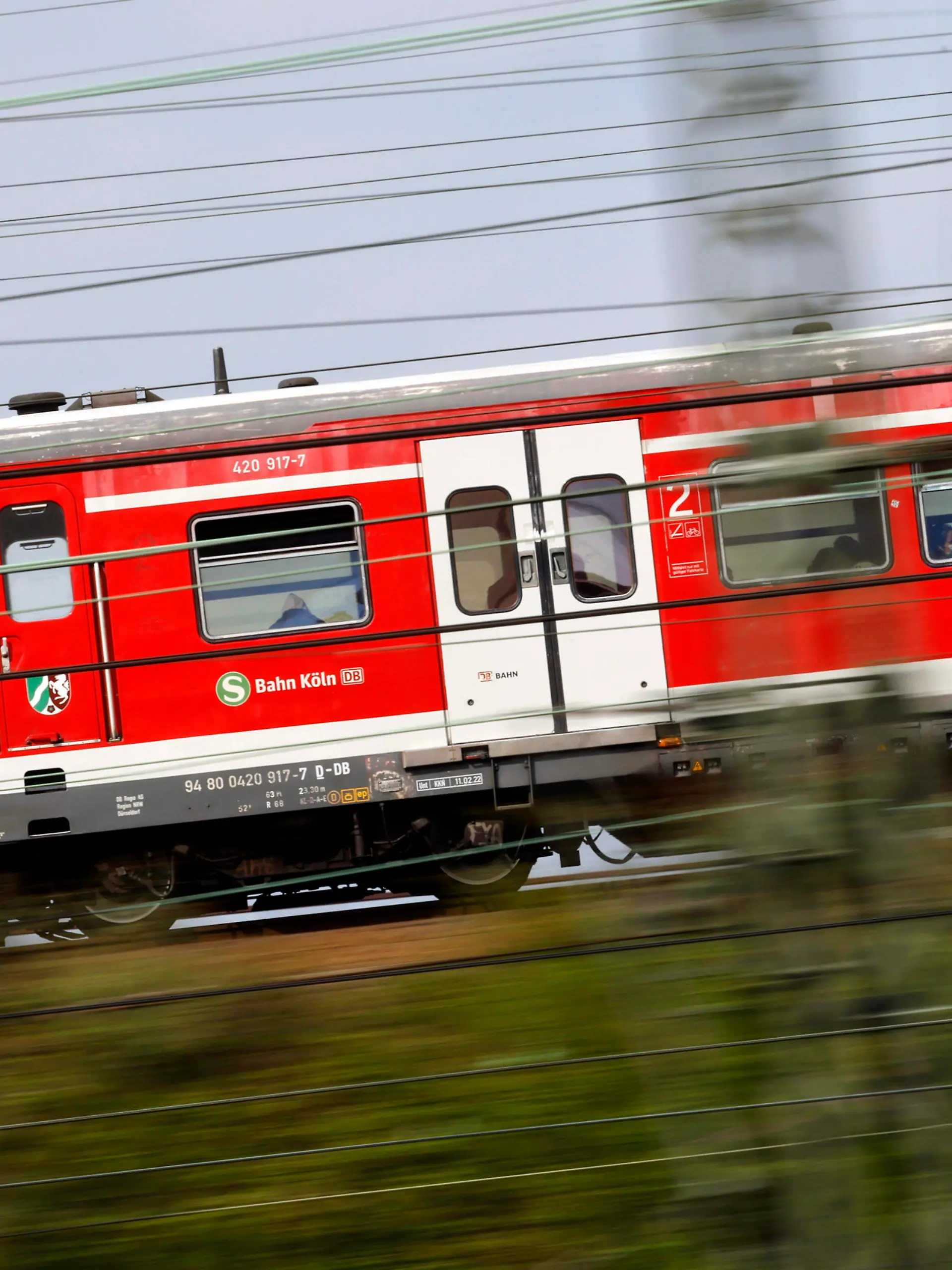 Eine S-Bahn der Deutschen Bahn fährt auf einem Gleis nahe des Bahnhof Köln Deutz. Für u.a. alle S-Bahn-Strecken der DB gilt das viel besprochene 9-Euro-Ticket im Sommer. Themenbild, Symbolbild Köln, 26.04.2022 NRW Deutschland *** A Deutsche Bahn S-Bahn train travels on a track near Cologne Deutz station The much-discussed 9 euro ticket applies to a.o. all DB S-Bahn lines in summer Topic image, symbol image Cologne, 26 04 2022 NRW Germany Copyright: xChristophxHardtx