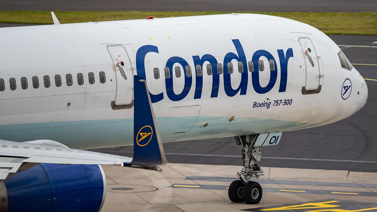 ARCHIV - 25.09.2019, Düsseldorf: Eine Maschine der Fluggesellschaft Condor rollt über das Vorfeld am Düsseldorfer Flughafen. (zu dpa «Käufer für Ferienflieger Condor gefunden») Foto: Marcel Kusch/dpa +++ dpa-Bildfunk +++