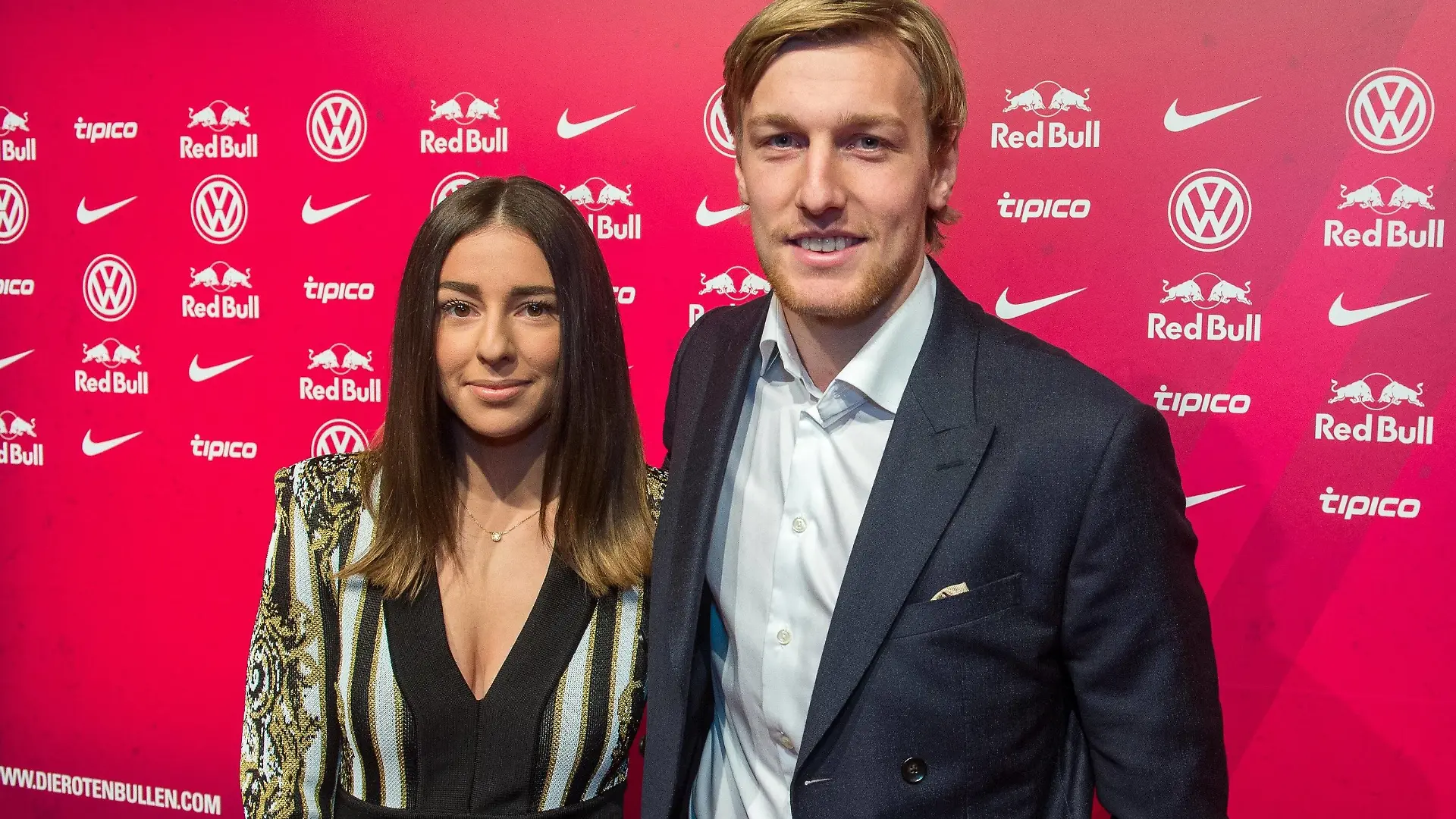 Offizielle Weihnachtsfeier des RB Leipzig in der Kongresshalle ZOO Leipzig im Bild: Emil Forsberg 10 mit Frau Shanga