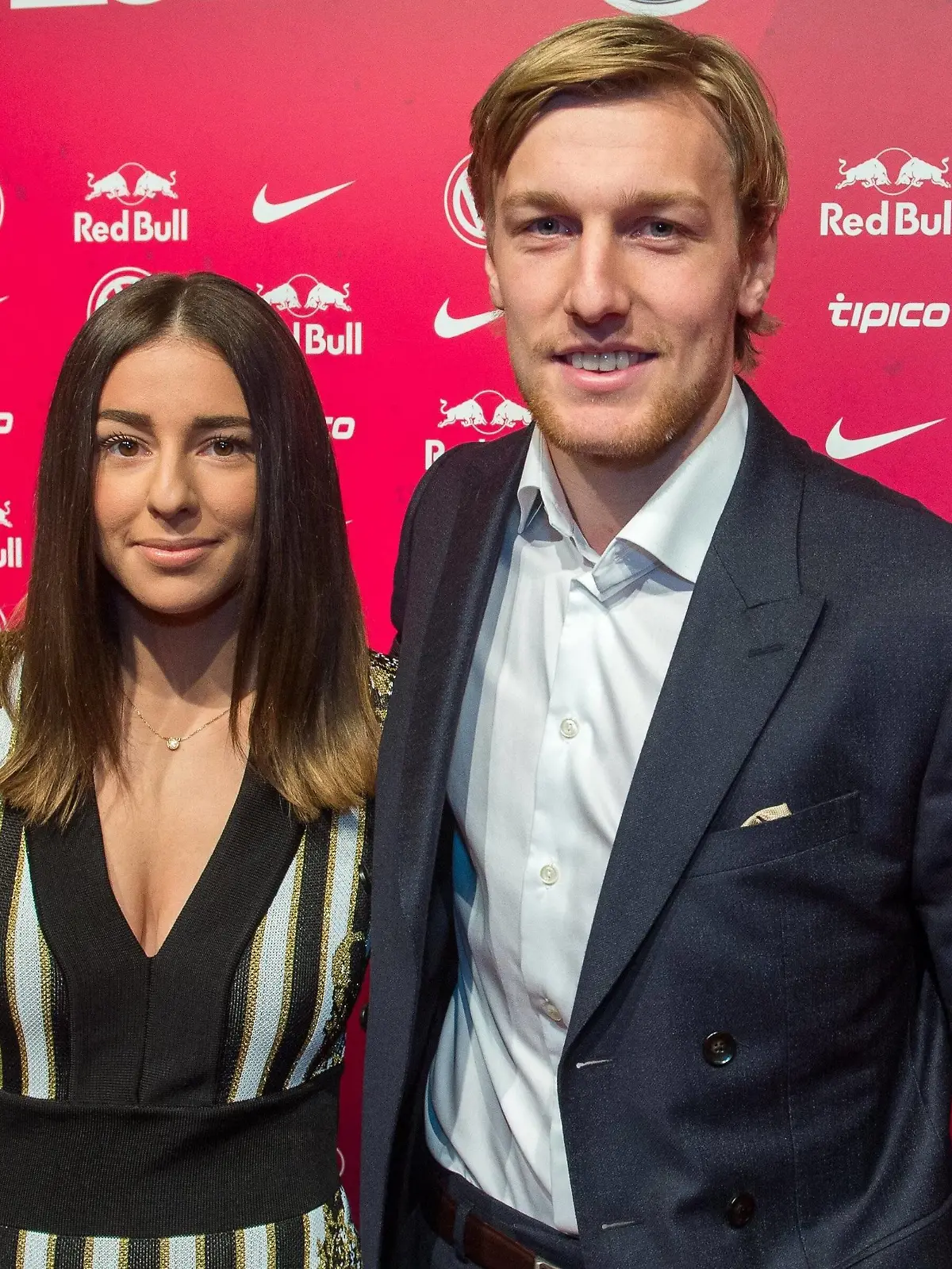  Offizielle Weihnachtsfeier des RB Leipzig in der Kongresshalle ZOO Leipzig im Bild: Emil Forsberg 10 mit Frau Shanga