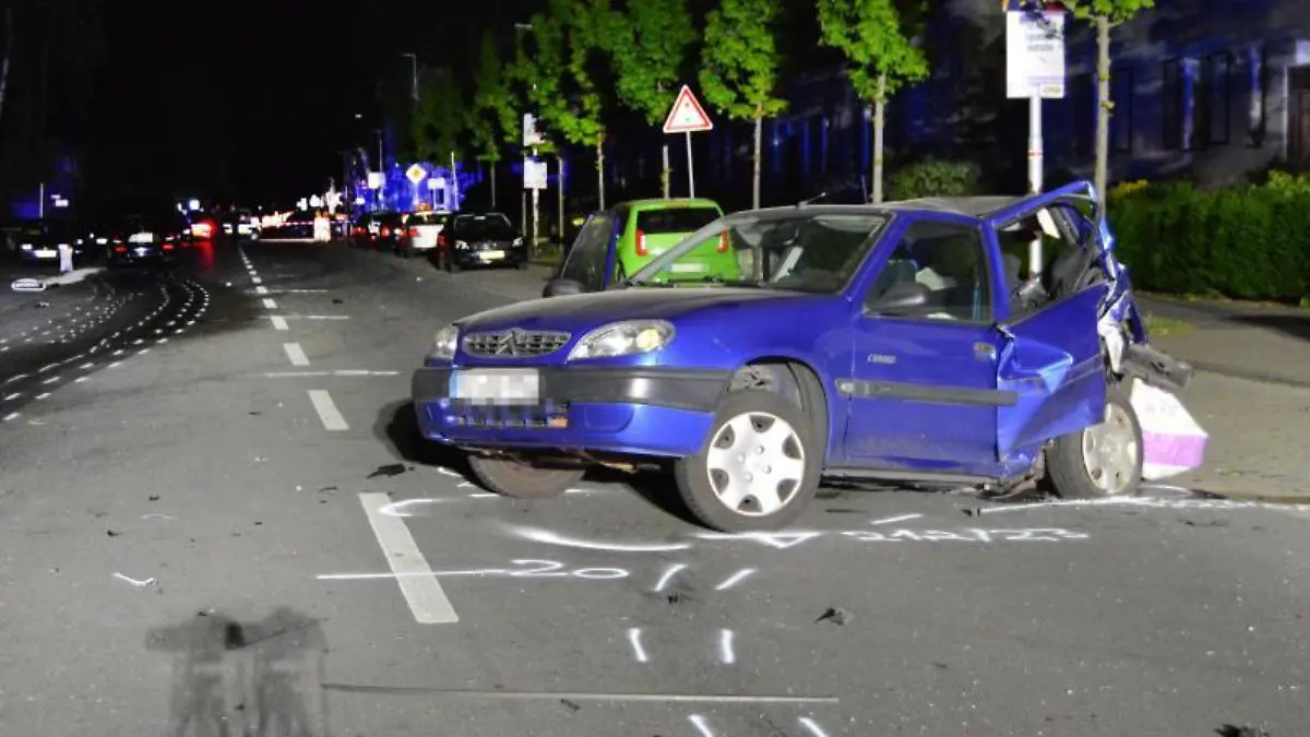 Beschädigtes Auto steht nach Unfall auf einer Kreuzung