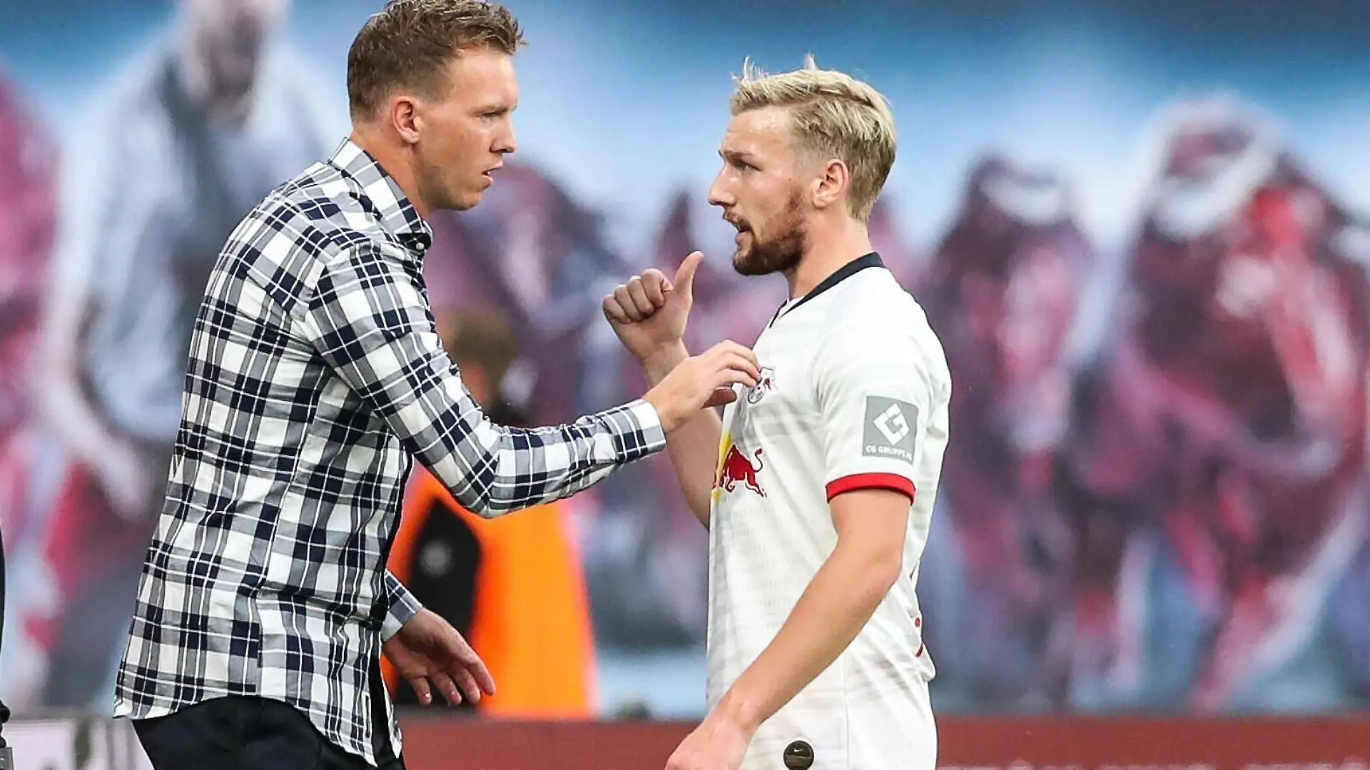 Trainer Julian Nagelsmann mit Emil Forsberg RB Leipzig - 1. Fussball Bundesliga Saison 2019-2020 RasenBallsport Leipzig vs. FC Bayern München in der Red Bull Arena in Leipzig - Fußball,Deutschland,14.09.2019 DFL REGULATIONS PROHIBIT ANY USE OF PHOTOGRAPHS AS IMAGE SEQUENCES AND OR QUASI-VIDEO *** Coach Julian Nagelsmann with Emil Forsberg RB Leipzig 1 Soccer Bundesliga Season 2019 2020 RasenBallsport Leipzig vs. FC Bayern Munich in the Red Bull Arena in Leipzig Soccer,Germany,14 09 2019 DFL REGULATIONS PROHIBIT ANY USE OF PHOTOGRAPHS AS IMAGE SEQUENCES AND OR QUASI VIDEO