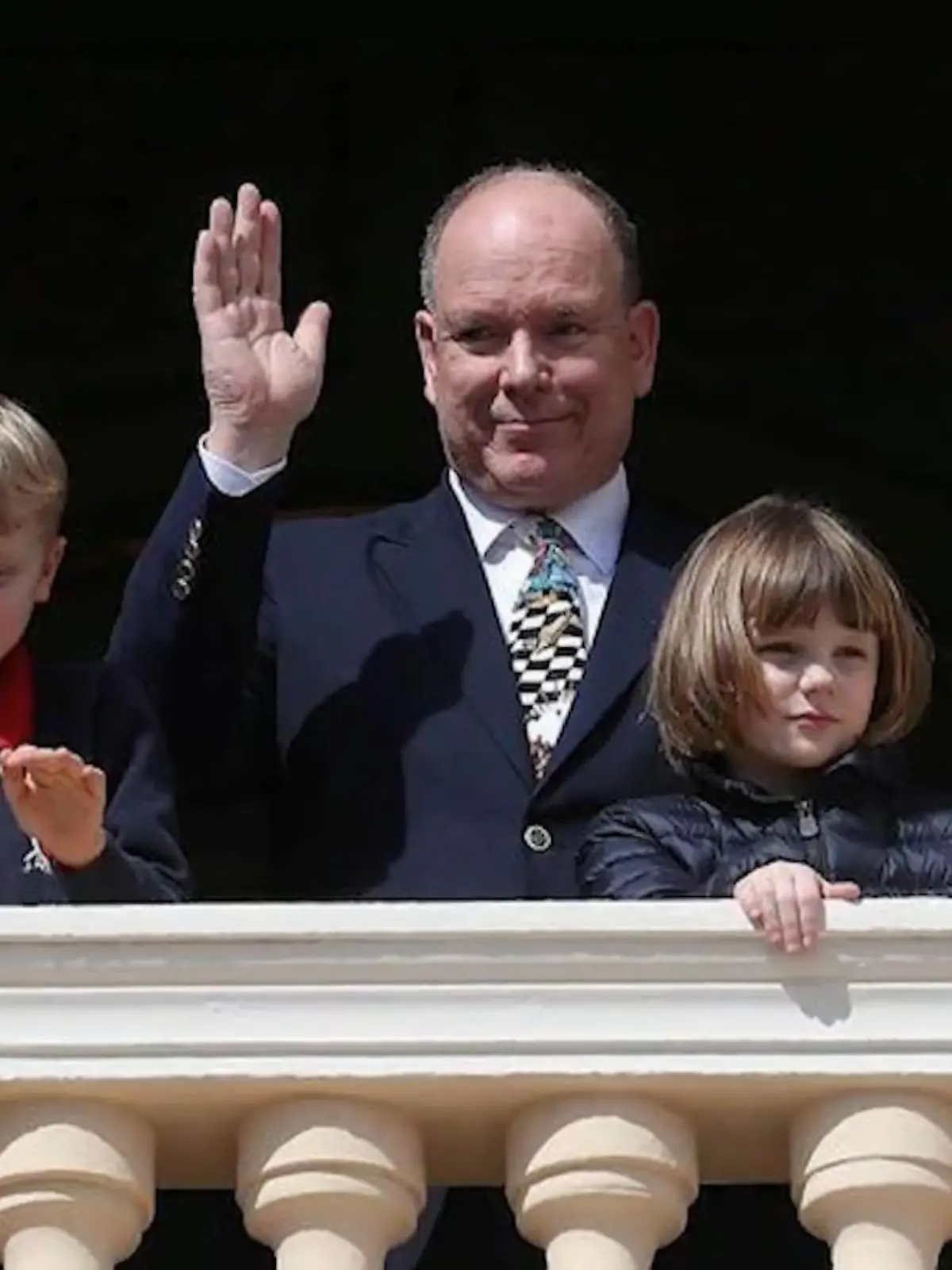 Heute (14. März) beginnt für Fürst Albert II. von Monaco ein neuer Lebensabschnitt: Der Monarch ist 65 Jahre alt geworden. Zu diesem Anlass trat er gemeinsam mit seinen Zwillingskindern Prinzessin Gabriella und Prinz Jacques (beide 8) auf den Balkon des Fürstenpalastes vor die Öffentlichkeit. Wen man dort vergeblich suchte: Seine Gattin, Fürstin Charlène (41). Die Aufnahmen gibt es im Video zu sehen.