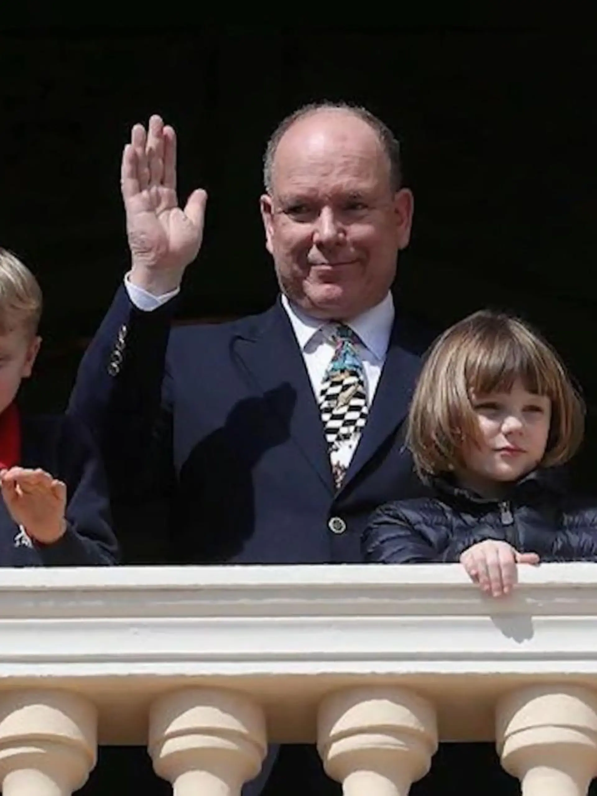 Heute (14. März) beginnt für Fürst Albert II. von Monaco ein neuer Lebensabschnitt: Der Monarch ist 65 Jahre alt geworden. Zu diesem Anlass trat er gemeinsam mit seinen Zwillingskindern Prinzessin Gabriella und Prinz Jacques (beide 8) auf den Balkon des Fürstenpalastes vor die Öffentlichkeit. Wen man dort vergeblich suchte: Seine Gattin, Fürstin Charlène (41). Die Aufnahmen gibt es im Video zu sehen.