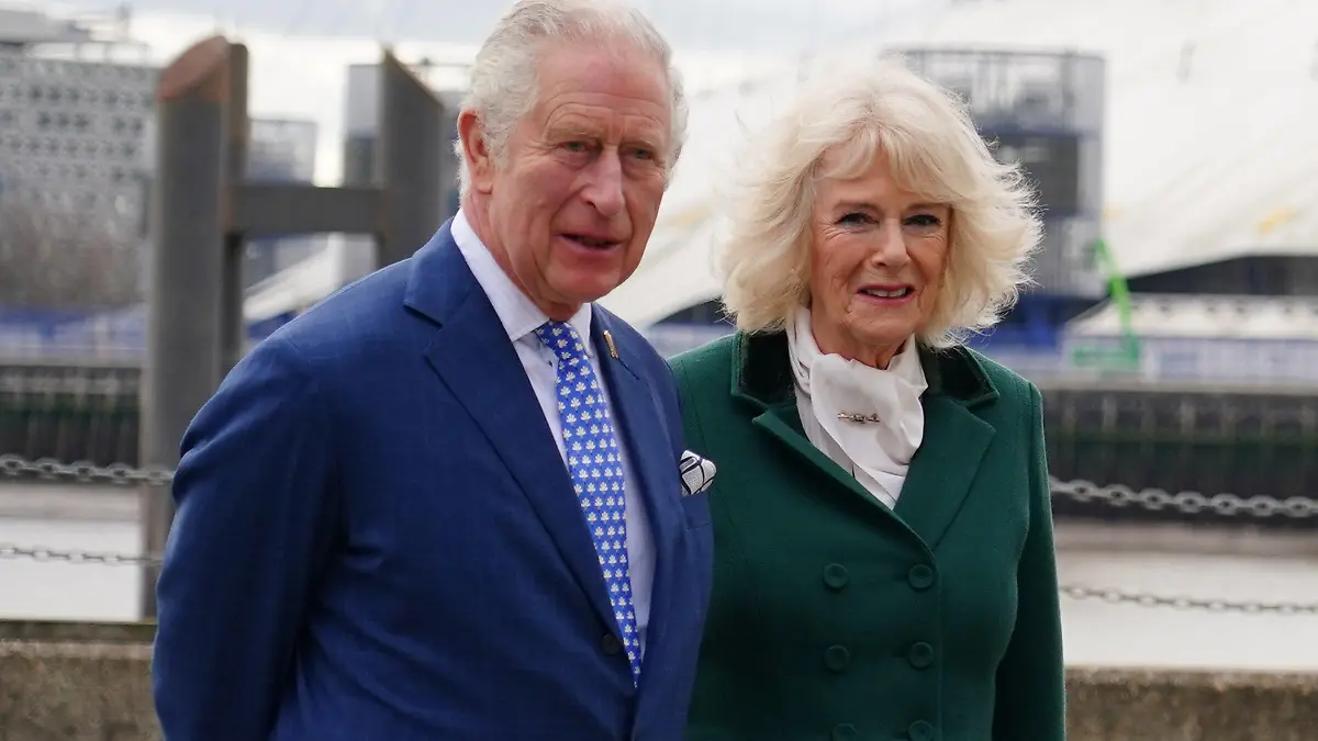 ARCHIV - 03.02.2022, Großbritannien, London: Charles (l-r), damaliger Prinz von Wales und Gründer und Präsident der Stiftung «The Prince's Foundation», und seine Frau Camilla treffen zu einem Besuch in der Trinity Buoy Wharf der Stiftung ein. König Charles III. wird mit Königsgemahlin Camilla vom 29. bis 31. März 2023 nach Deutschland reisen. Der 74-Jährige werde im Rahmen seiner ersten Auslandsreise als neuer Monarch Berlin und Hamburg besuchen. Foto: Dominic Lipinski/PA Wire/dpa +++ dpa-Bildfunk +++