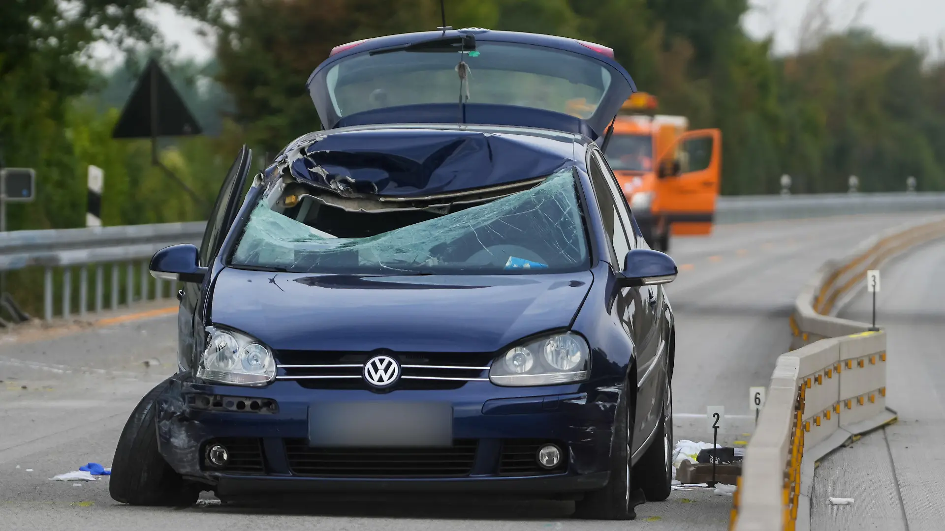 20.08.2022, Niedersachsen, Hildesheim: Unbekannte haben zwei Gullydeckel auf die Autobahn geworfen. Einer traf die Windschutzscheibe eines Autos. Der Fahrer wurde schwer verletzt, die Beifahrerin sogar lebensbedrohlich. Der Gullydeckel ist rechts im Bild unter der Nummer 2 zu sehen. Foto: Clemens Heidrich/dpa - ACHTUNG: KFZ Kennzeichen wurde aus rechtlichen Gründen gepixelt +++ dpa-Bildfunk +++