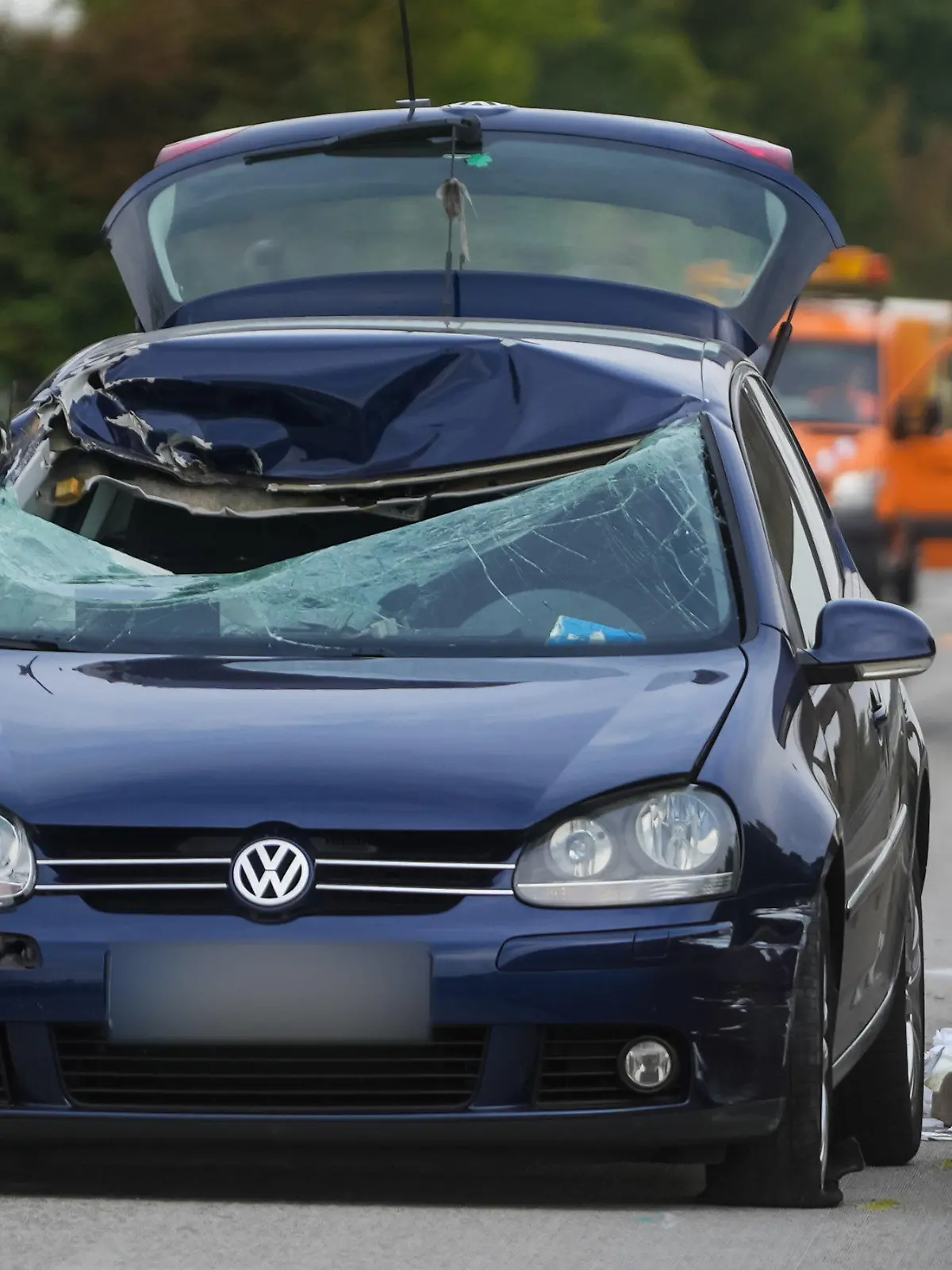 20.08.2022, Niedersachsen, Hildesheim: Unbekannte haben zwei Gullydeckel auf die Autobahn geworfen. Einer traf die Windschutzscheibe eines Autos. Der Fahrer wurde schwer verletzt, die Beifahrerin sogar lebensbedrohlich. Der Gullydeckel ist rechts im Bild unter der Nummer 2 zu sehen. Foto: Clemens Heidrich/dpa - ACHTUNG: KFZ Kennzeichen wurde aus rechtlichen Gründen gepixelt +++ dpa-Bildfunk +++