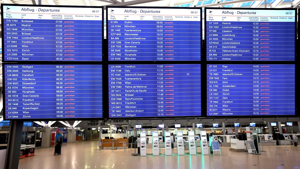 13.03.2023, Hamburg: Auf der Anzeigetafel im nahezu menschenleeren Terminal 1 im Flughafen Hamburg sind alle Abfüge ·cancelled· (gestrichen). Am Flughafen Hamburg hat der Streik am Sonntag, 12. März, um 22:00 Uhr begonnen. Foto: Christian Charisius/dpa +++ dpa-Bildfunk +++