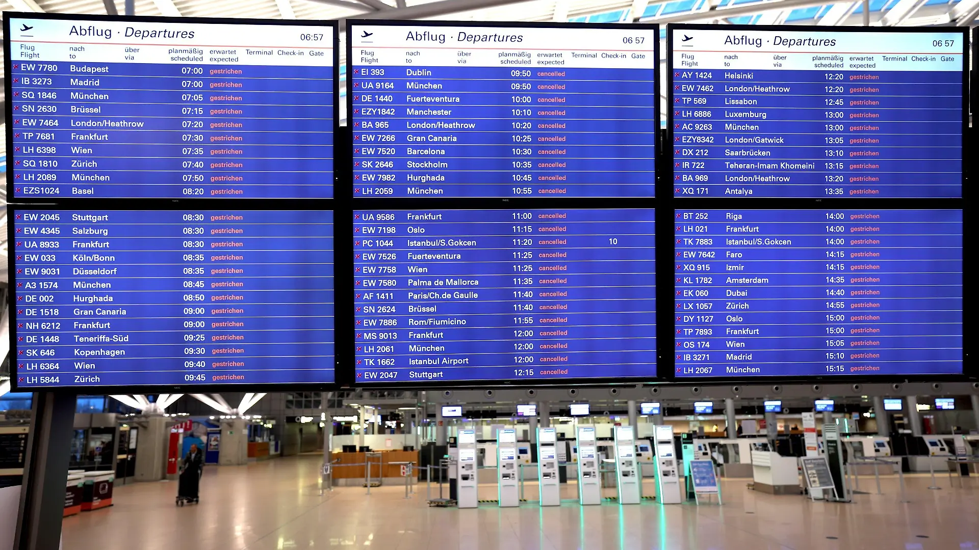 13.03.2023, Hamburg: Auf der Anzeigetafel im nahezu menschenleeren Terminal 1 im Flughafen Hamburg sind alle Abfüge ·cancelled· (gestrichen). Am Flughafen Hamburg hat der Streik am Sonntag, 12. März, um 22:00 Uhr begonnen. Foto: Christian Charisius/dpa +++ dpa-Bildfunk +++