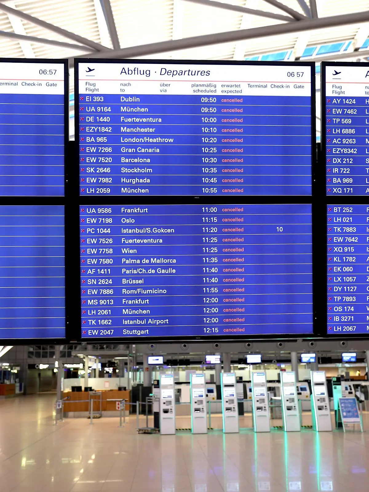 13.03.2023, Hamburg: Auf der Anzeigetafel im nahezu menschenleeren Terminal 1 im Flughafen Hamburg sind alle Abfüge ·cancelled· (gestrichen). Am Flughafen Hamburg hat der Streik am Sonntag, 12. März, um 22:00 Uhr begonnen. Foto: Christian Charisius/dpa +++ dpa-Bildfunk +++