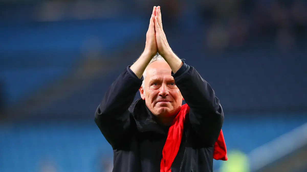 Sport Bilder des Tages 19.04.2022, xtgx, Fussball DFB Pokal, Hamburger SV - SC Freiburg emspor, v.l. Christian Streich Freiburg, Trainer Jubel ueber den Sieg, Jubel nach Spielende DFL/DFB REGULATIONS PROHIBIT ANY USE OF PHOTOGRAPHS as IMAGE SEQUENCES and/or QUASI-VIDEO Hamburg *** 19 04 2022, xtgx, football DFB Pokal, Hamburger SV SC Freiburg emspor, v l Christian Streich Freiburg, coach cheering about the victory, cheering after the end of the game DFL DFB REGULATES PROHIBIT ANY USE OF PHOTOGRAPHS as IMAGE SEQUENCES and or QUASI VIDEO Hamburg