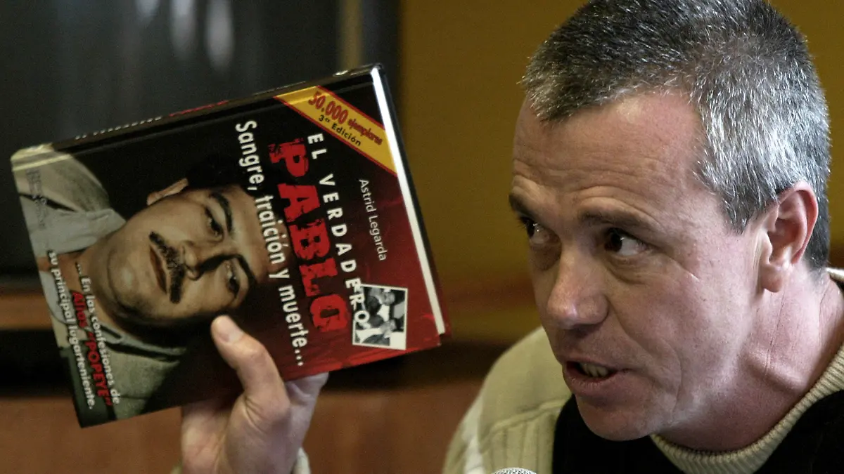 ARCHIV - 10.12.2017, Kolumbien, Bogota: Jhon Jairo Velasquez, ehemaliger Auftragskiller des ehemaligen Drogenbosses Escobar, hält ein Buch mit dem Titel «The true life of Pablo Escobar: Blood, betrayal and death» (Der wahre Pablo, Blut, Verrat und Tod). Velasquez ist in Kolumbien gestorben. Das teilte das Nationale Gefängnis- und Haftinstitut INPEC mit. Foto: William Fernando Martinez/AP/dpa +++ dpa-Bildfunk +++
