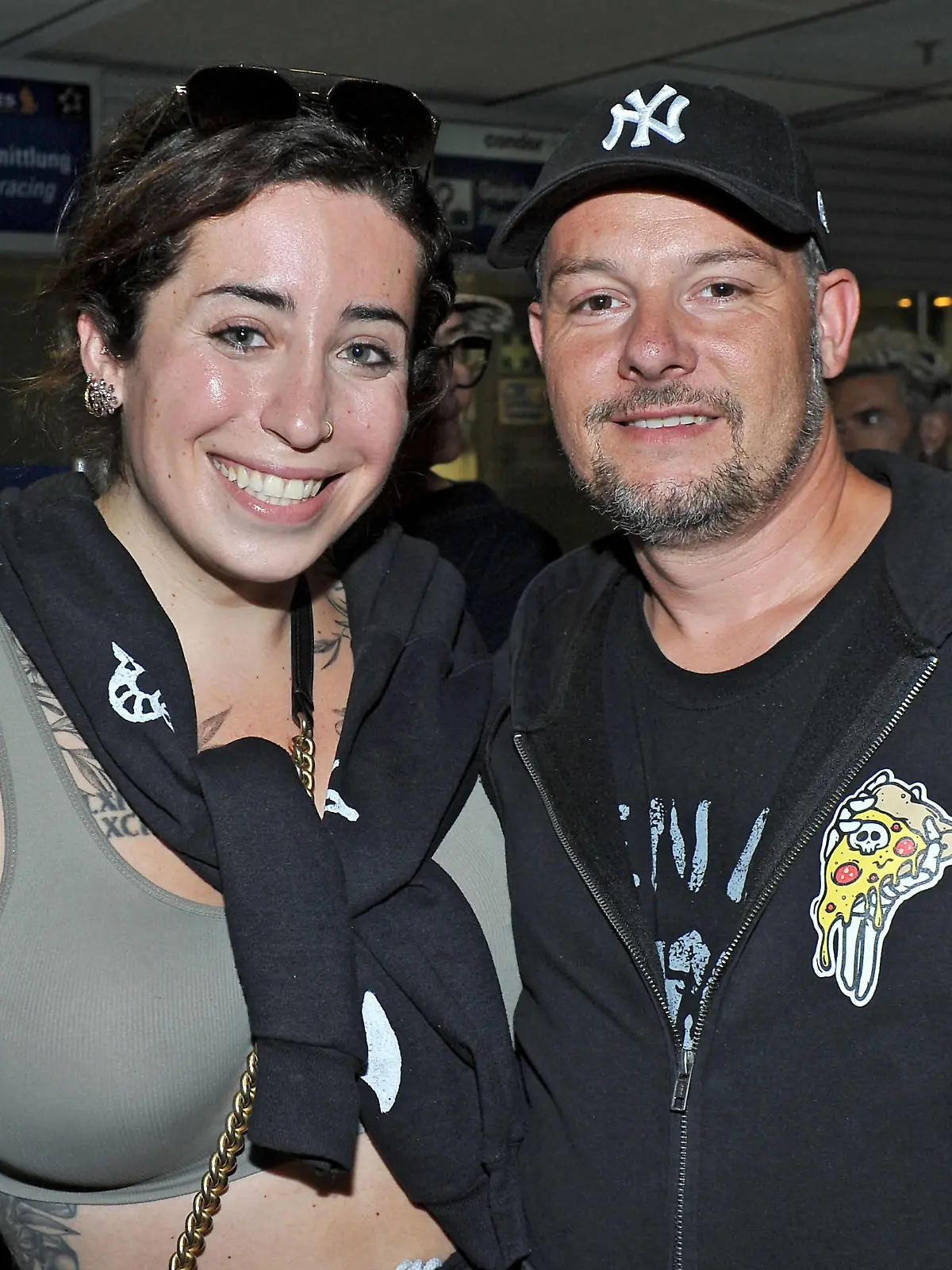 Entertainment Bilder des Tages RTL - Dschungelcamp 2023. Jolina Mennen mit ihrem Ehemann Florian anläßlich der Ankunft der Kandidaten der RTL - Sendung Ich bin ein Star - holt mich hier raus vom Dschungel-Camp 2023 in Australien am 01.02.2023 auf dem Flughafen Frankfurt / Main. 20230201MWI56918 *** RTL jungle camp 2023 Jolina Mennen with her husband Florian on the occasion of the arrival of the candidates of the RTL program I am a star get me out of here from the jungle camp 2023 in Australia on 01 02 2023 at Frankfurt Main Airport 20230201MWI56918