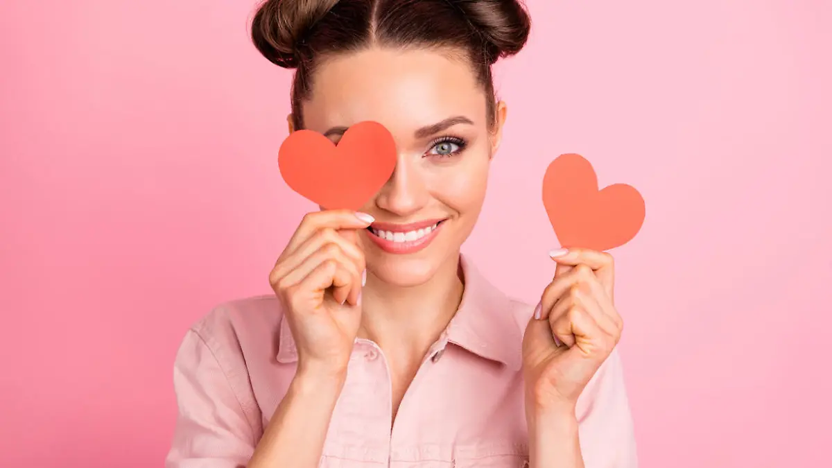 Frau zeigt ihre Liebe am Valentinstag