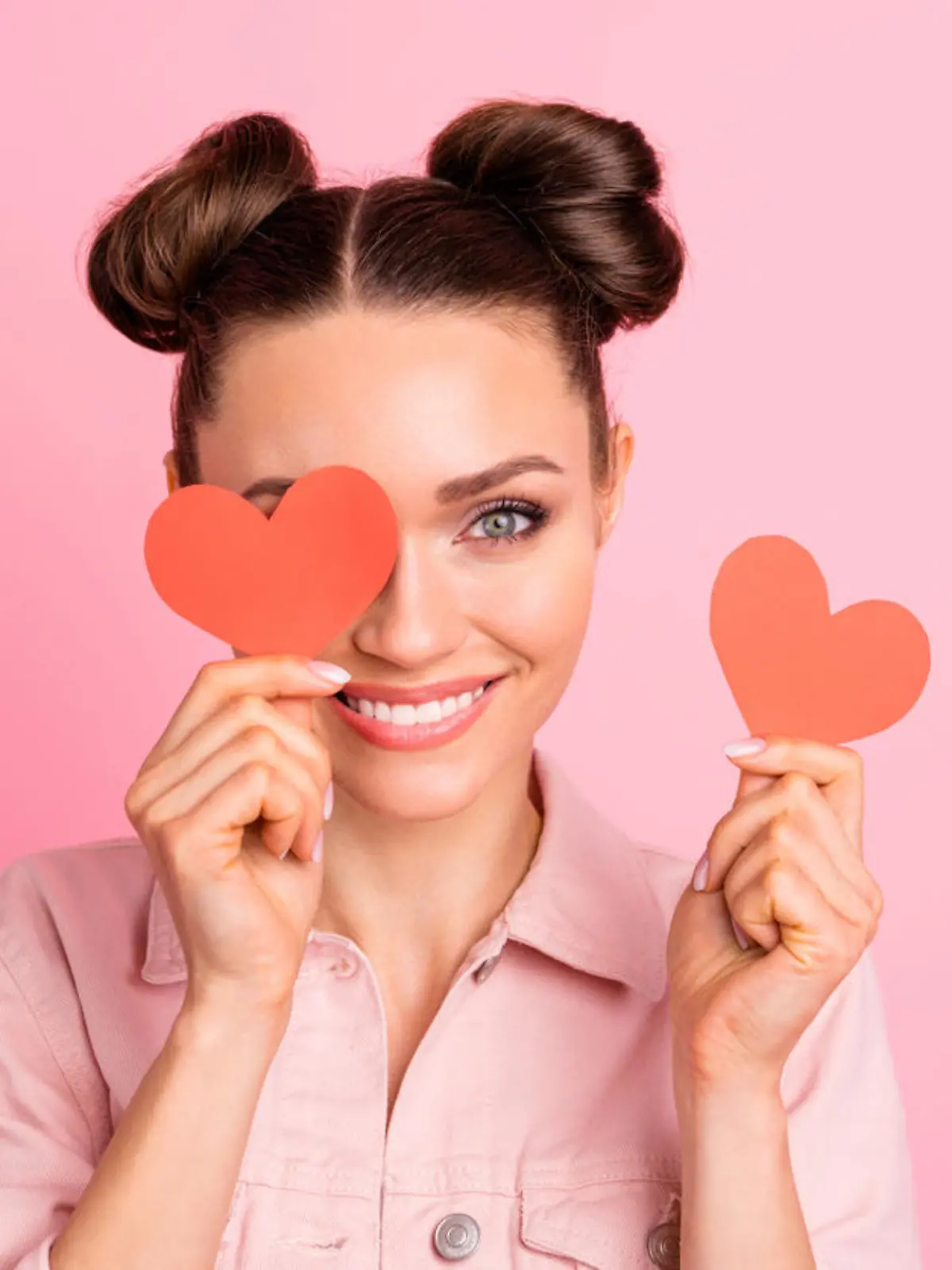 Frau zeigt ihre Liebe am Valentinstag