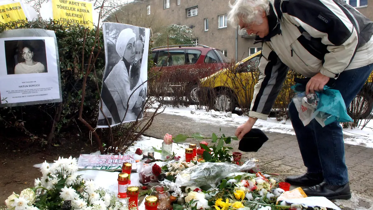 Ein Mann legt am Donnerstag (24.02.2005) an der Bushaltestelle Oberlandgarten in Berlin-Tempelhof eine Rose nieder. Am 07. Februar war an dieser Stelle die türkischstämmige Berlinerin Hatun Sürücü mit drei Schüssen in den Kopf getötet worden. Drei ihrer Brüder sitzen inzwischen in Untersuchungshaft. Gegen sie besteht der Verdacht, dass sie ihre Schwester ermordet haben, um die angeblich verletzte Familienehre zu retten. Die junge Frau hatte nach der Flucht aus einer erzwungenen Ehe das Kopftuch abgelegt und lebte nach westlichen Maßstäben. Foto: Andreas Altwein dpa/lbn +++(c) dpa - Report+++ | Verwendung weltweit