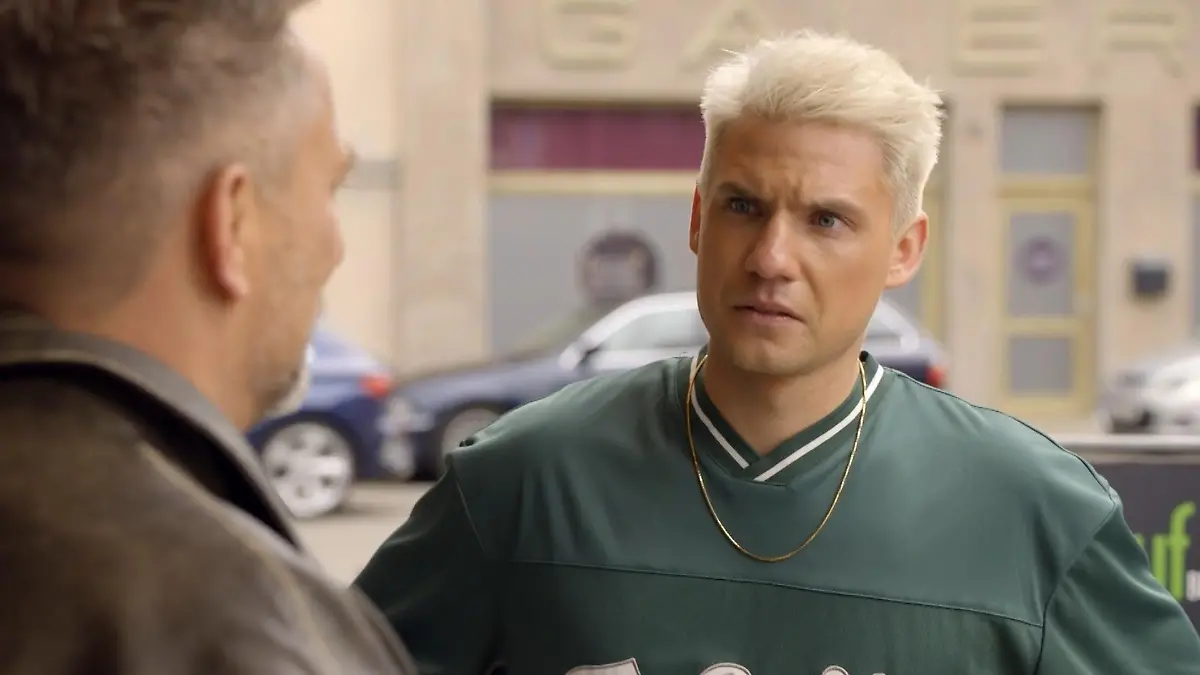 Papa Michi gerät ins Schwärmen, Sohnemann Moritz sieht wenig begeistert aus.