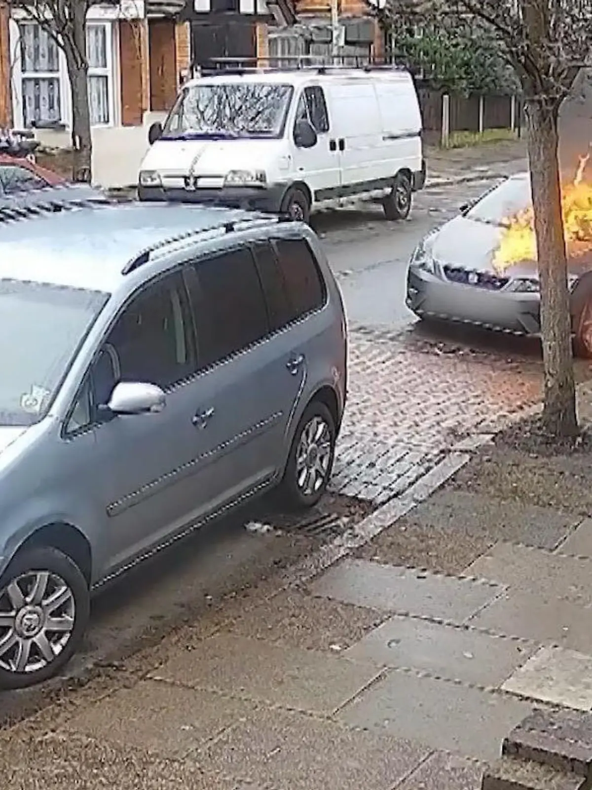 In der englischen Stadt Leicester eskaliert ein Streit am Bürgersteig, der Grund ist noch unklar. Ein Mann schüttet offenbar eine Flüssigkeit über den Wagen der anderen Person – und zündet das Fahrzeug dann an. Die Aufnahmen sehen Sie im Video.