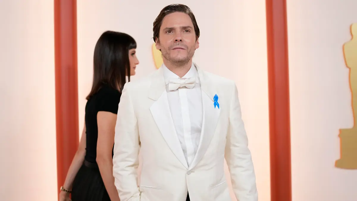 12.03.2023, USA, Los Angeles: Schauspieler Daniel Brühl kommt zur Verleihung der 95. Academy Awards im Dolby Theatre. Foto: Ashley Landis/Invision/AP +++ dpa-Bildfunk +++