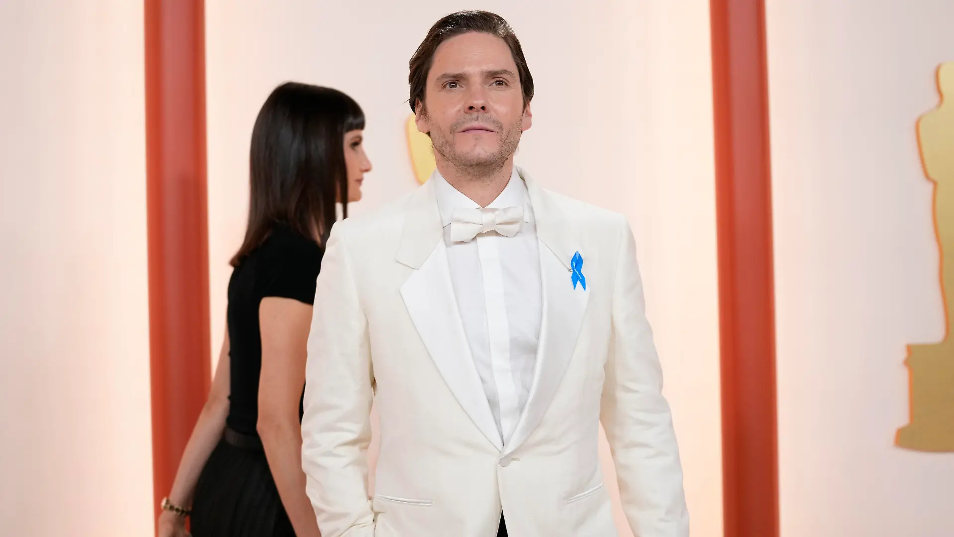 12.03.2023, USA, Los Angeles: Schauspieler Daniel Brühl kommt zur Verleihung der 95. Academy Awards im Dolby Theatre. Foto: Ashley Landis/Invision/AP +++ dpa-Bildfunk +++