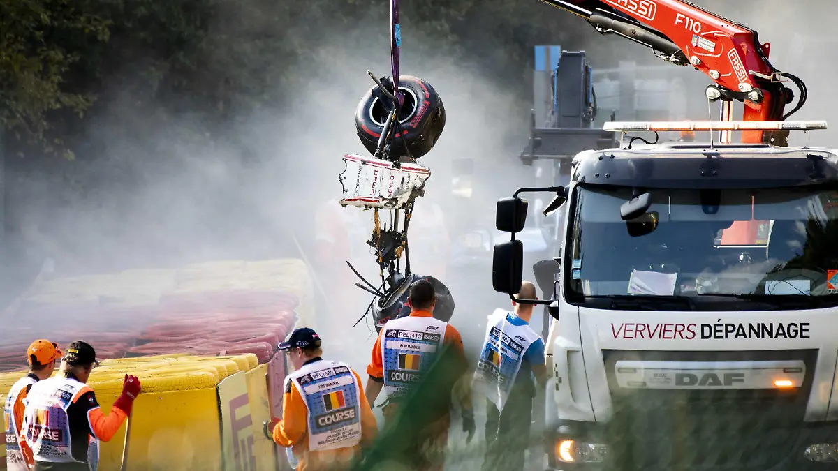 ARCHIV - 31.08.2019, Belgien, Spa-Francorchamps: Motorsport, Formel-2-Weltmeisterschaft, Grand Prix von Belgien, Rennen: Das Wrack von dem Rennwagen von Juan Manuel Correa vom Team Sauber wird geborgen nach einem schweren Unfall. Die Fahrzeuge von Juan Manuel Correa aus den USA und Anthoine Hubert aus Frankreich wurden bei dem schlimmen Crash in der zweiten Runde völlig zerstört. (zu dpa "Komplikationen beim zweiten verunglückten Formel-2-Fahrer") Foto: Remko De Waal/ANP/dpa +++ dpa-Bildfunk +++