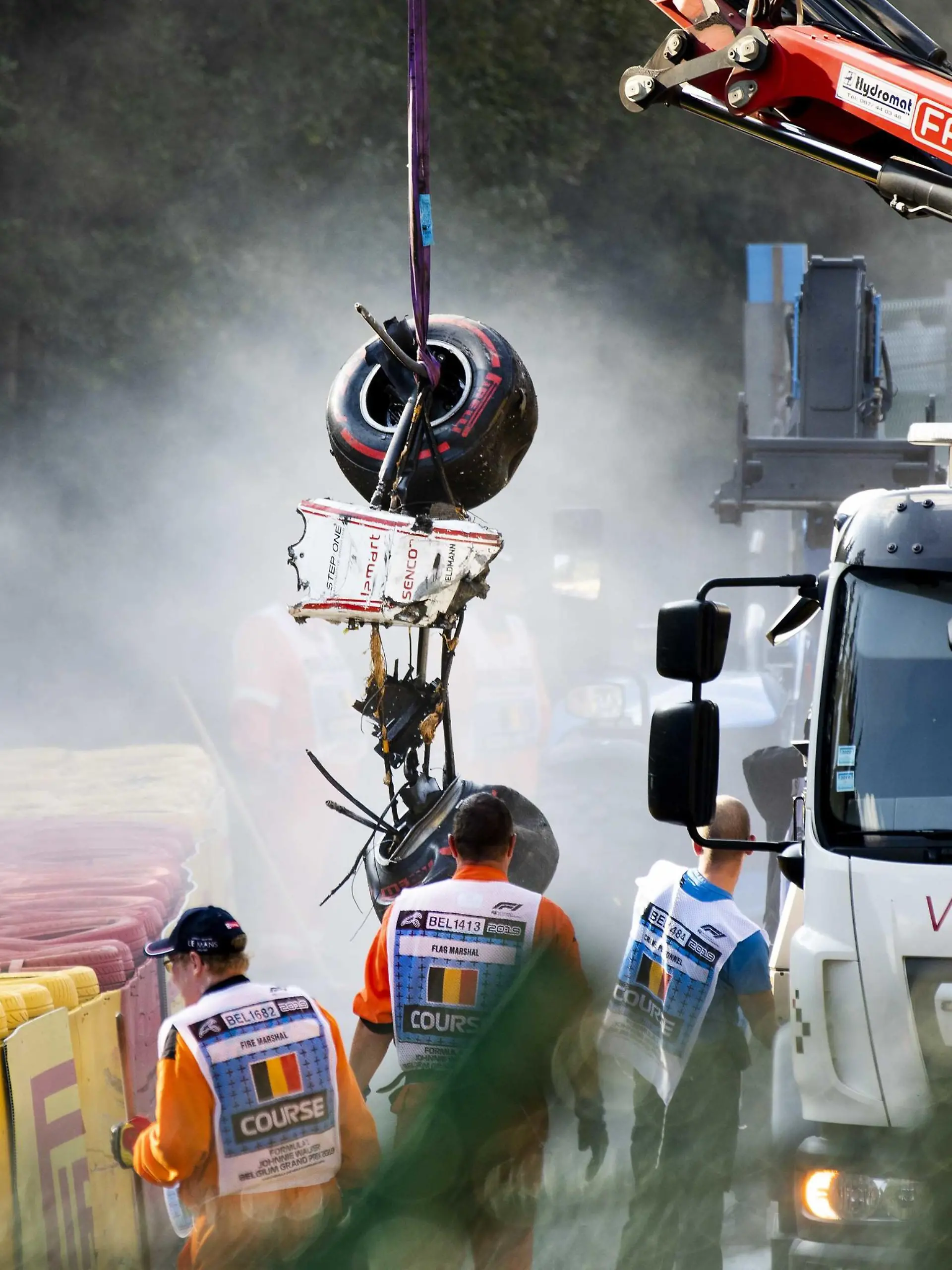 ARCHIV - 31.08.2019, Belgien, Spa-Francorchamps: Motorsport, Formel-2-Weltmeisterschaft, Grand Prix von Belgien, Rennen: Das Wrack von dem Rennwagen von Juan Manuel Correa vom Team Sauber wird geborgen nach einem schweren Unfall. Die Fahrzeuge von Juan Manuel Correa aus den USA und Anthoine Hubert aus Frankreich wurden bei dem schlimmen Crash in der zweiten Runde völlig zerstört.    (zu dpa "Komplikationen beim zweiten verunglückten Formel-2-Fahrer") Foto: Remko De Waal/ANP/dpa +++ dpa-Bildfunk +++