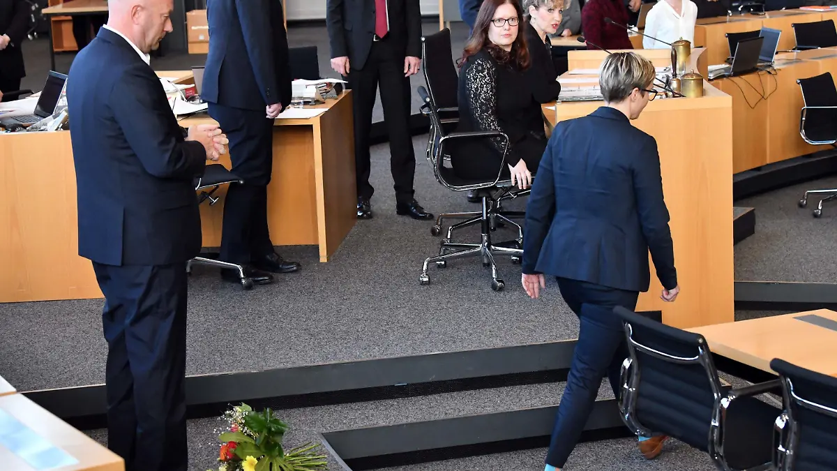 05.02.2020, Thüringen, Erfurt: Susanne Hennig-Wellsow (r., Die Linke) hat Thomas Kemmerich (l., FDP), dem neuen Thüringer Ministerpräsident, die Blumen vor die Füße geworfen und wendet sich ab. Foto: Martin Schutt/dpa-Zentralbild/dpa +++ dpa-Bildfunk +++