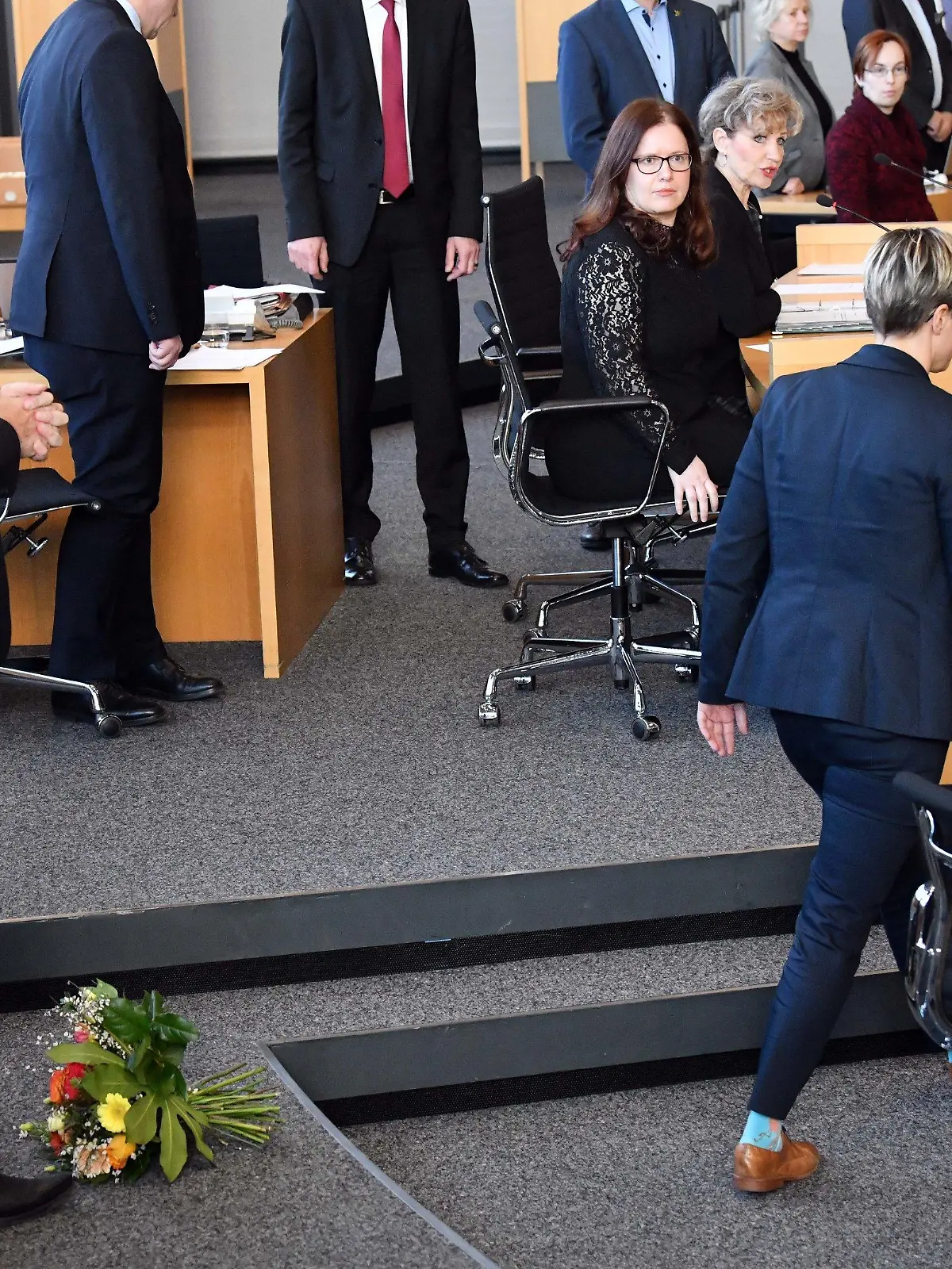 05.02.2020, Thüringen, Erfurt: Susanne Hennig-Wellsow (r., Die Linke) hat Thomas Kemmerich (l., FDP), dem neuen Thüringer Ministerpräsident, die Blumen vor die Füße geworfen und wendet sich ab. Foto: Martin Schutt/dpa-Zentralbild/dpa +++ dpa-Bildfunk +++