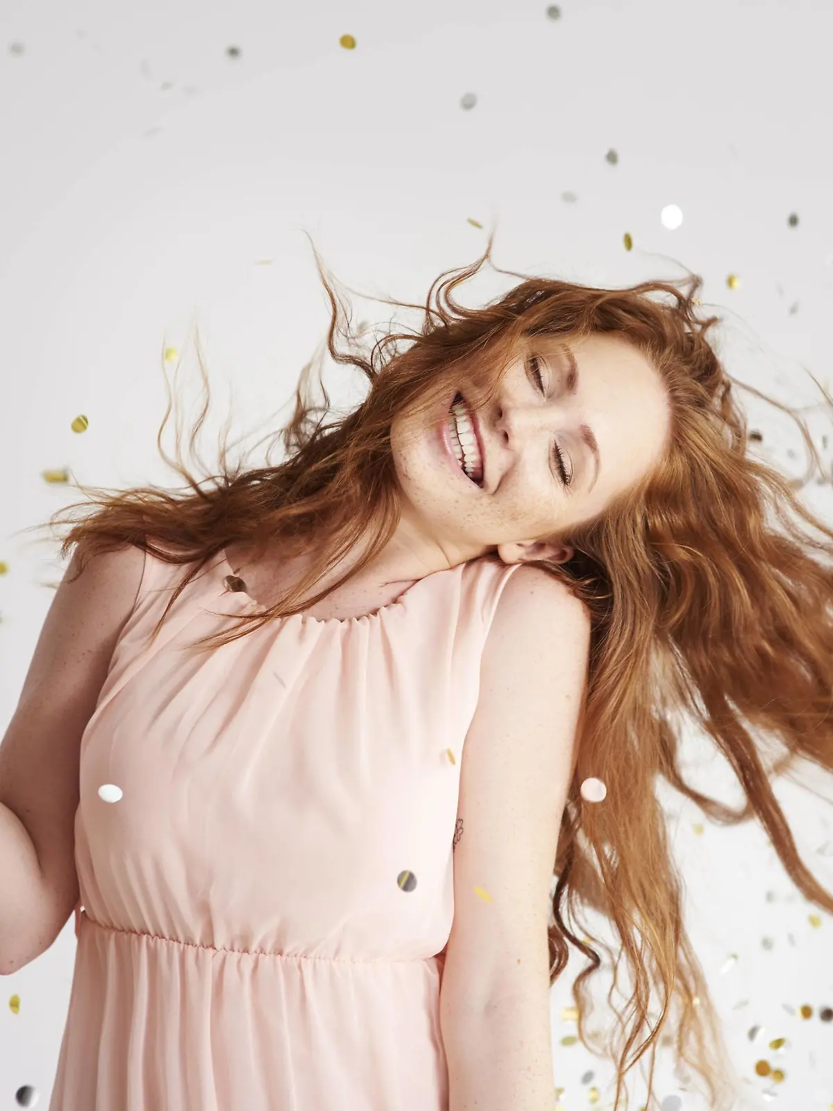 Portrait of happy young woman dancing with bottle of champagne model released Symbolfoto PUBLICATIONxINxGERxSUIxAUTxHUNxONLY ABIF00888  