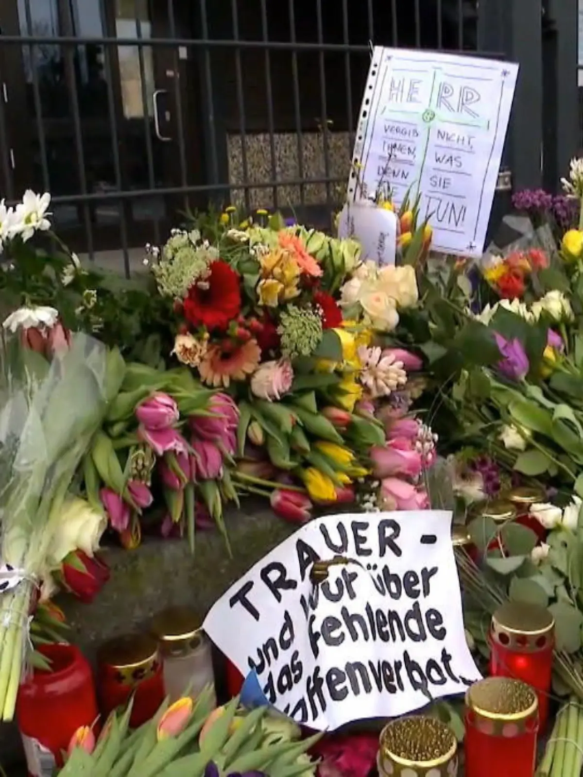 Eines der schwerverletzten Opfer ist diese Frau, sie war am Donnerstagabend unter den Gottesdienstbesuchern in Hamburg, wir nennen aus Sicherheitsgrün-den nicht ihren richtigen Namen…

RTL -Reporter Thomas Jell

Körperliche Verlet-zungen verheilen hoffentlich, doch die Bilder des Er-lebten sitzen in den Köpfen aller 36 Got-tesdienstbesucher, die sich nun auf die Hilfe auch einlassen müssen…

Horst Cerny, Experte für Sicherheit und Kriminalitätsopfer

Der Tatort in Hamburg wird noch von der Polizei gesichert, die Gemeinde hält ihre Andachten aus Gründen der Sicherheit und der psychischen Belastung derzeit nur digital von zu Hause ab.