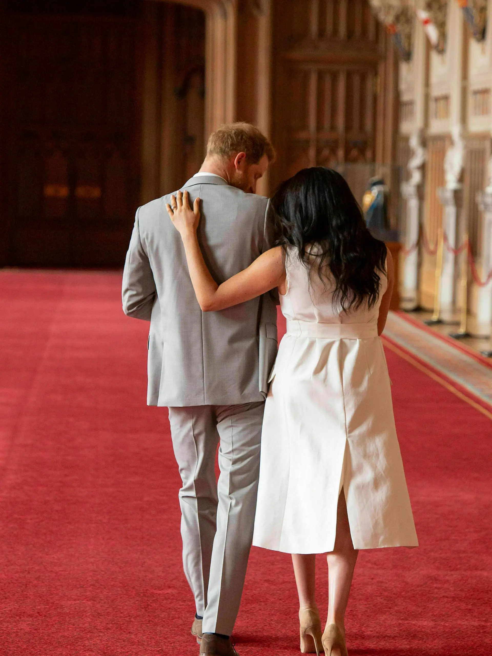 ARCHIV - 08.05.2019, Großbritannien, London: Meghan, Herzogin von Sussex, und Prinz Harry, Herzog von Sussex, verlassen mit ihrem neugeborenen Sohn Archie Harrison Mountbatten-Windsor einen Fototermin in der St. George's Hall im Schloss Windsor. Als sie aus dem britischen Königshaus Reißaus nahmen, war der Aufschrei groß. So einzigartig ist das Schrumpfen der britischen Monarchie gar nicht. Tatsächlich befinden sich mehrere Königshäuser auf personeller Abspeckkur. (zu dpa "Privatleben statt Palastpflichten - wie die Königshäuser schrumpfen") Foto: Dominic Lipinski/PA Pool/dpa +++ dpa-Bildfunk +++