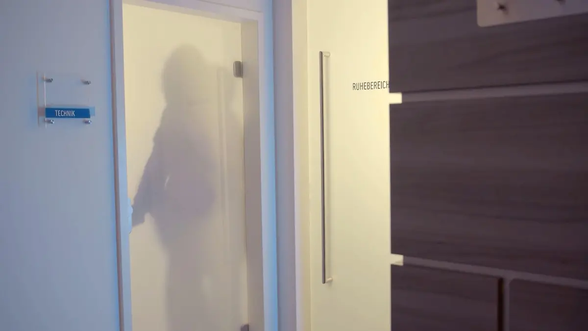 Was passiert hinter dieser Tür? GZSZ-Spoiler: Es wird heiß!