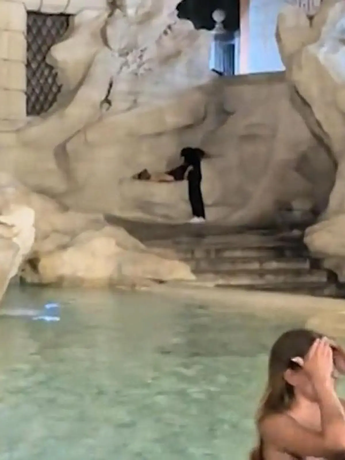 Bild zu: "Touri-Turtler treiben’s wild am Trevi-Brunnen – alle schauen zu!"