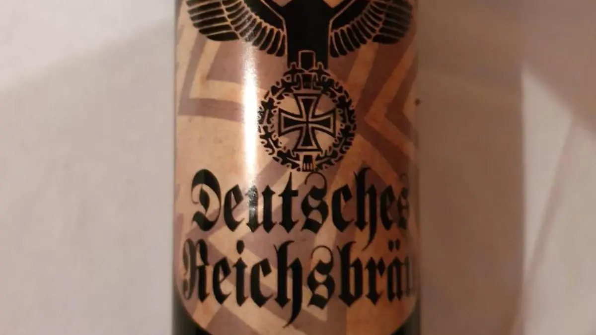 Eine Bierflasche mit der Aufschrift «Deutsches Reichsbräu»