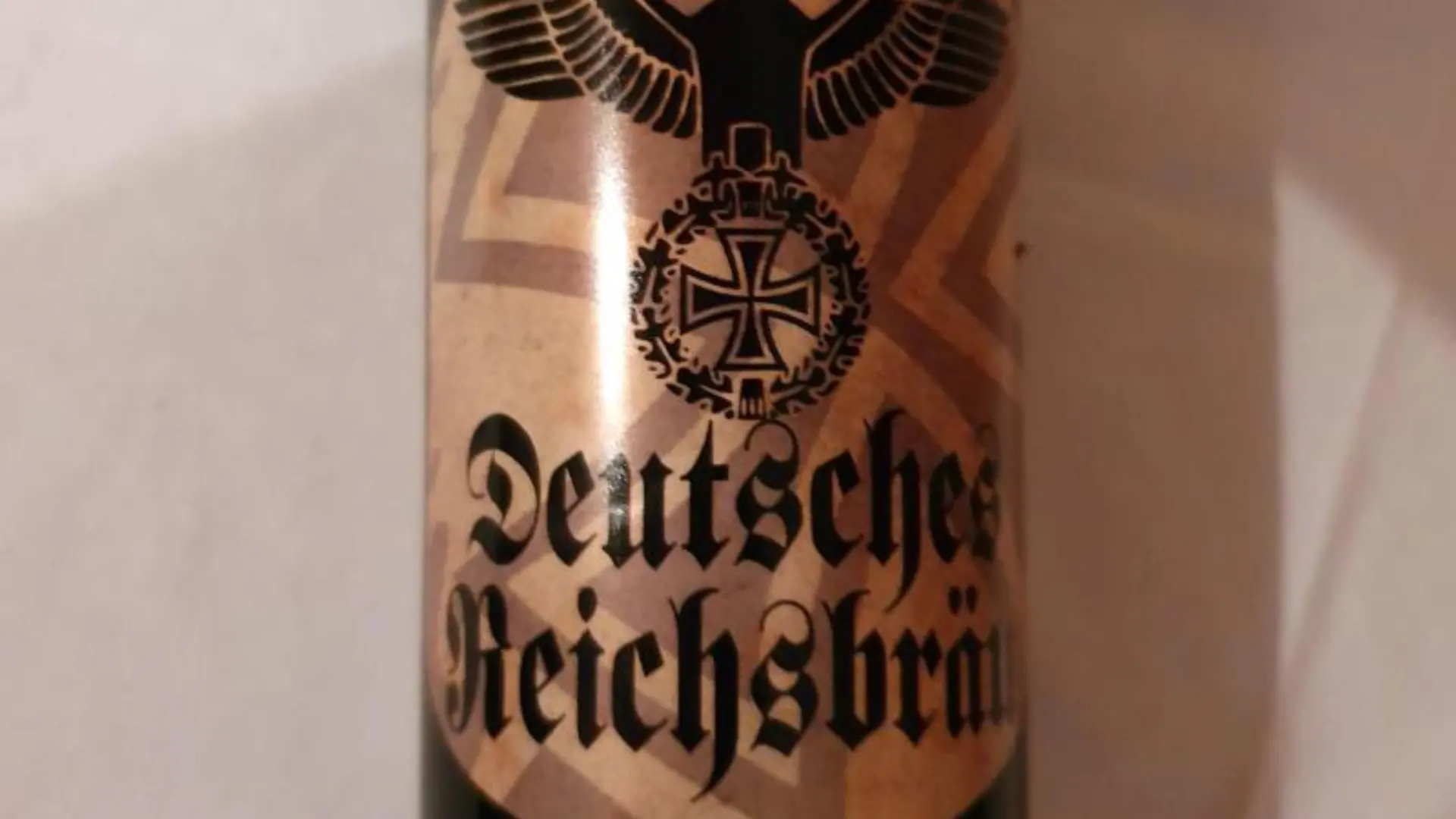 Eine Bierflasche mit der Aufschrift «Deutsches Reichsbräu»