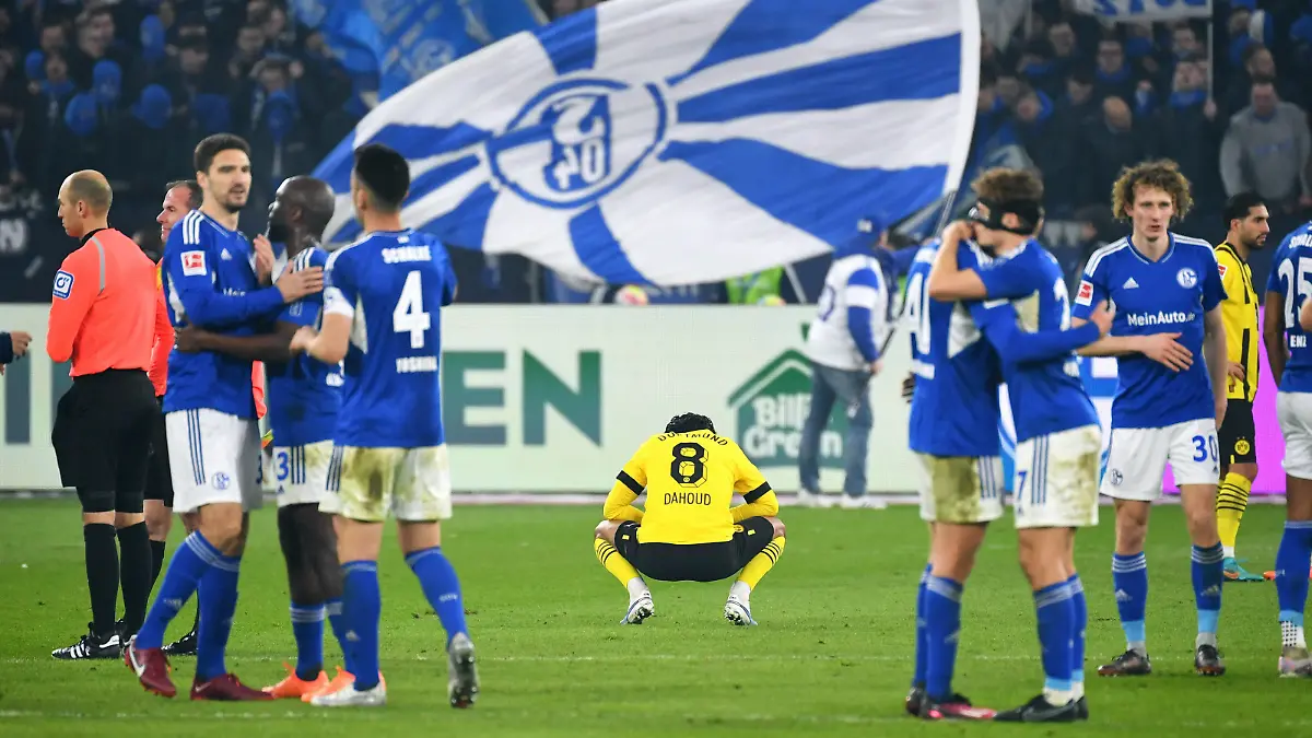 Fussball, Bundesliga, Deutschland, Herren, Saison 2022/2023, 24. Spieltag, VELTINS Arena Gelsenkirchen: FC Schalke 04 - Bor. Dortmund 2:2 Mahmoud Dahoud BVB enttäuscht nach Spielende. Enttäuschung, Frust, Aktion. DFB/DFL REGULATIONS PROHIBIT ANY USE OF PHOTOGRAPHS AS IMAGE SEQUENCES AND/OR QUASI-VIDEO *** Football, Bundesliga, Germany, Men, Season 2022 2023, 24 Matchday, VELTINS Arena Gelsenkirchen FC Schalke 04 Bor Dortmund 2 2 Mahmoud Dahoud BVB disappointed after end of match disappointment, frustration, action DFB DFL REGULATES PROHIBIT ANY USE OF PHOTOGRAPHS AS IMAGE SEQUENCES AND OR QUASI VIDEO