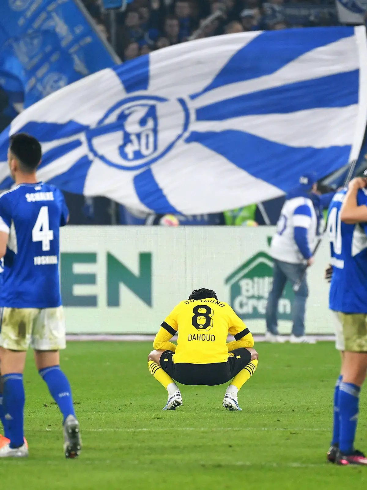 Fussball, Bundesliga, Deutschland, Herren, Saison 2022/2023, 24. Spieltag, VELTINS Arena Gelsenkirchen: FC Schalke 04 - Bor. Dortmund 2:2 Mahmoud Dahoud BVB enttäuscht nach Spielende. Enttäuschung, Frust, Aktion. DFB/DFL REGULATIONS PROHIBIT ANY USE OF PHOTOGRAPHS AS IMAGE SEQUENCES AND/OR QUASI-VIDEO *** Football, Bundesliga, Germany, Men, Season 2022 2023, 24 Matchday, VELTINS Arena Gelsenkirchen FC Schalke 04 Bor Dortmund 2 2 Mahmoud Dahoud BVB disappointed after end of match disappointment, frustration, action DFB DFL REGULATES PROHIBIT ANY USE OF PHOTOGRAPHS AS IMAGE SEQUENCES AND OR QUASI VIDEO