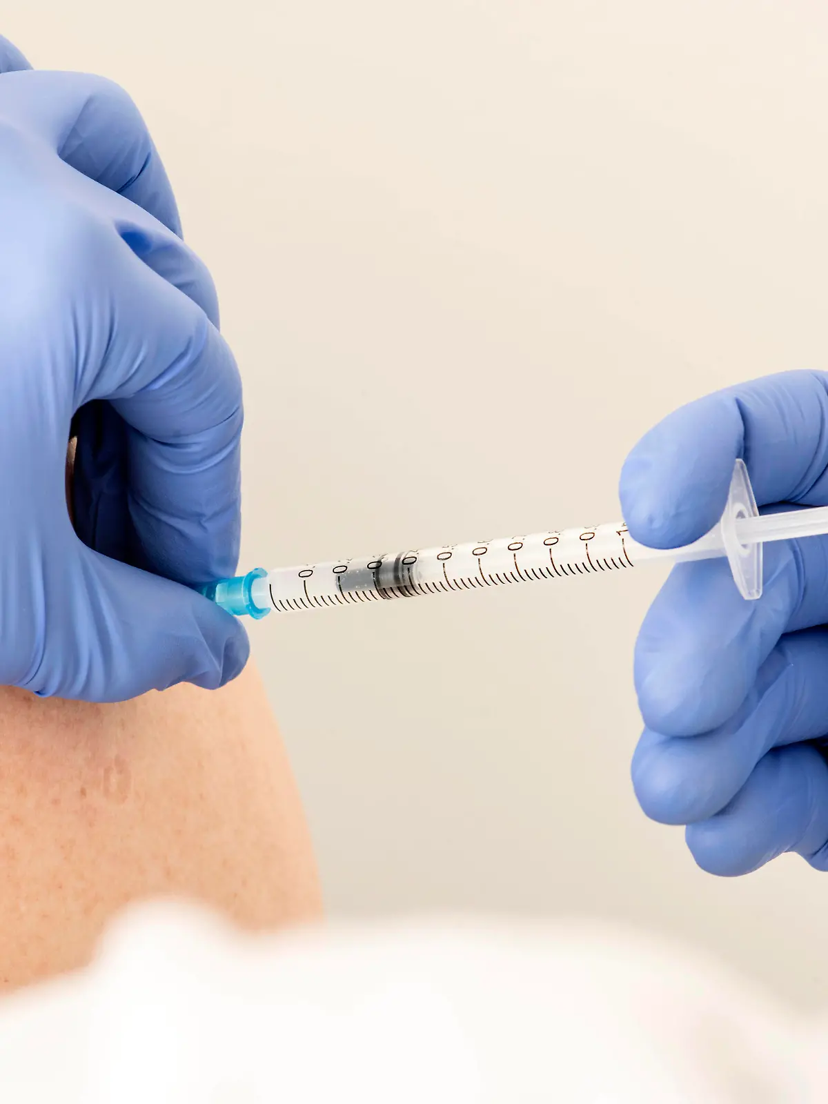  Ärztin setzt Spritze in den Oberarm, Boosterung mit Biontech, Planegg bei München, 25. Januar 2022 DEU, Deutschland, Planegg bei München, 25.01.2022, Ärztin impft einen Patienten, setzt Impf-Spritze mit Biontech in den Oberarm, Boosterung, Drittimpfung, vorher: ärztliche Beratung, Arztpraxis, Injektion, Coronaimpfung, Symbol Impfkampagne, 7-Tage Inzidenz für München über 1500, Omikron, Coronawelle, Coronakrise, Pandemie, COVID-19, Bayern, Januar 2022, Querformat, *** Doctor places syringe in upper arm, boosting with Biontech, Planegg near Munich, 25 January 2022 DEU, Germany, Planegg near Munich, 25 01 2022, doctor vaccinates a patient, places vaccination syringe with Biontech in upper arm, Booster, third vaccination, previous medic