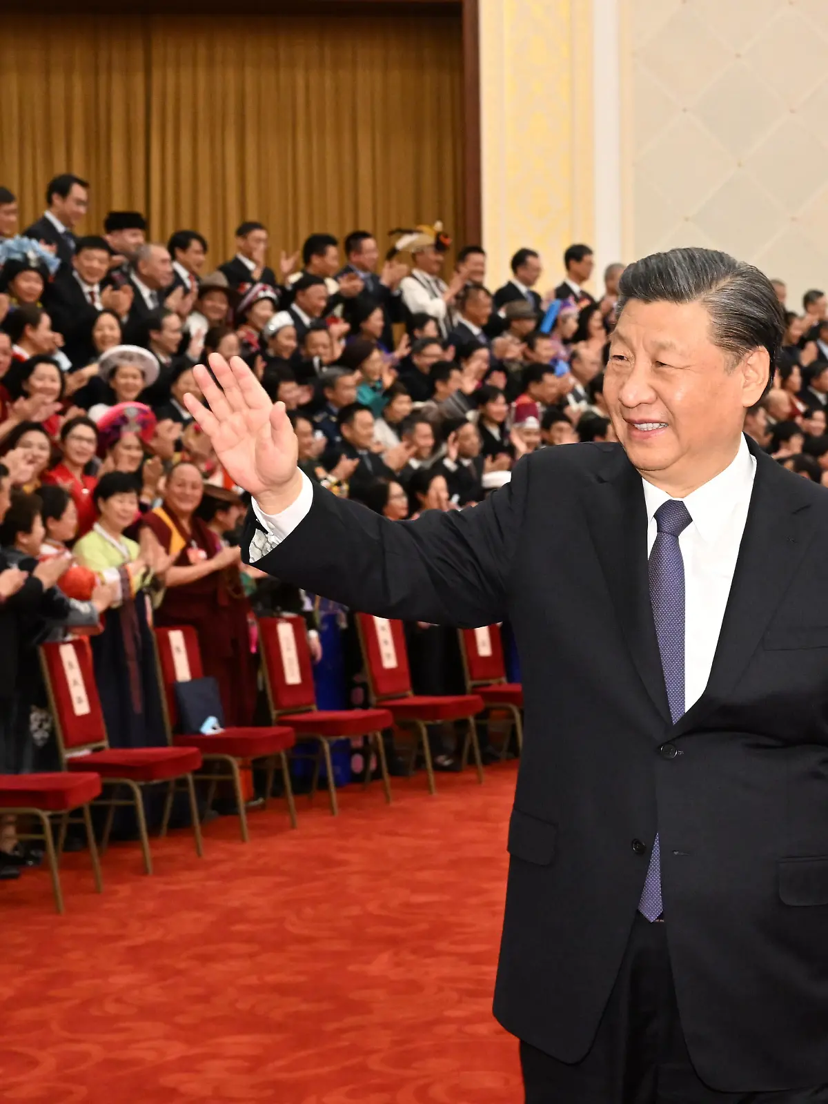 (230311) -- BEIJING, March 11, 2023 (action press/Xinhua) -- Xi Jinping waves to members of the 14th National Committee of the Chinese People's Political Consultative Conference (CPPCC) in Beijing, capital of China, March 11, 2023. Xi Jinping and other Chinese leaders had group photos taken with them after the closing meeting of the first session of the 14th CPPCC National Committee. (action press/Xinhua/Li Xueren) / action press