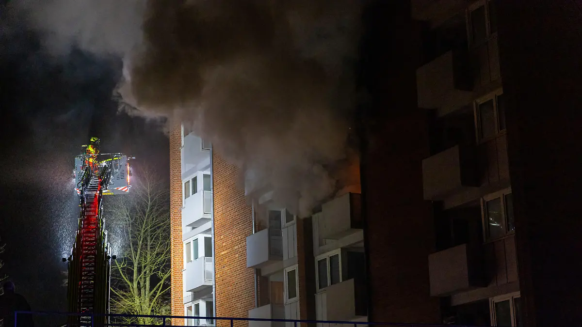 Die Wohnung des Mannes brannte völlig aus, er kam mit schwersten Verletzungen in eine Spezialklinik.