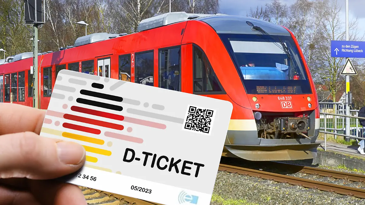 Hand hält das Deutschlandticket D-Ticket vor einer Regionalbahn / action press