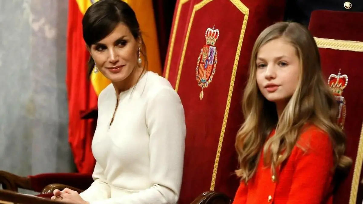 Ein echter Hingucker! Leonor von Spanien besucht Parlament
