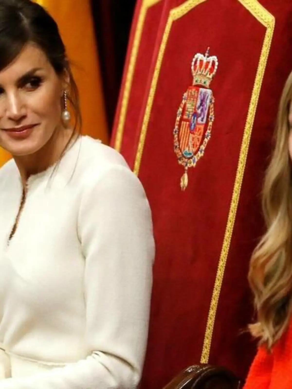 Ein echter Hingucker! Leonor von Spanien besucht Parlament