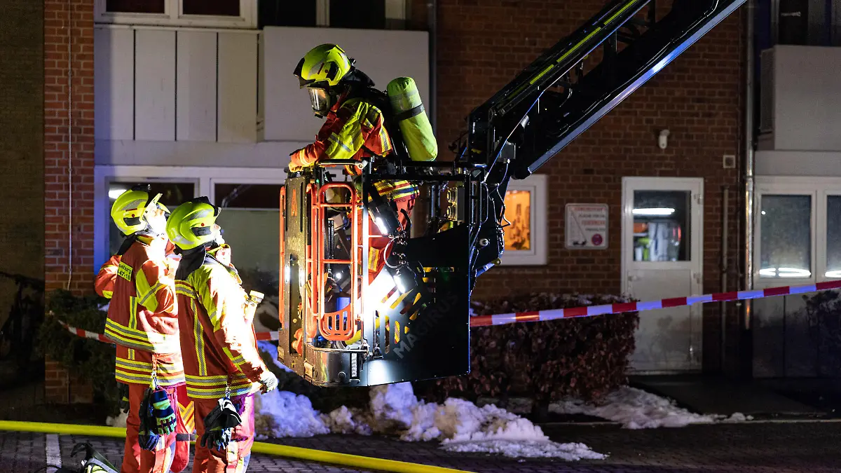 In voller Montur rückt dieser Feuerwehrmann zur Rettung über die Drehleiter aus.